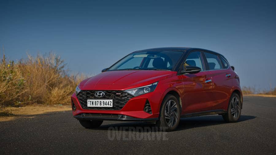 Spec comparo: Tata Altroz DCA Vs Hyundai i20 1.2 CVT Vs Maruti Suzuki Baleno AMT