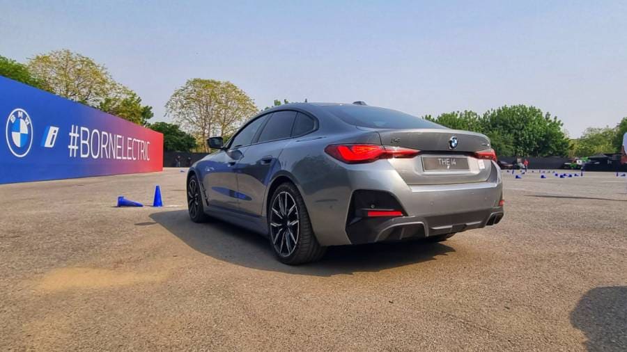 2022 BMWi4 eDrive40 M Sport exterior rear quarter