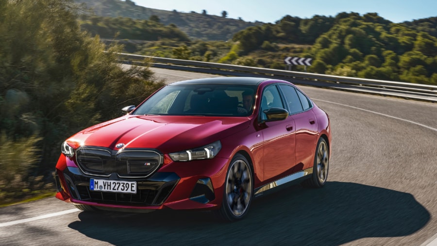 BMW i5 eDrive40 and M60 xDrive breaks cover