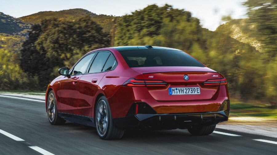 BMW i5 eDrive40 and M60 xDrive breaks cover