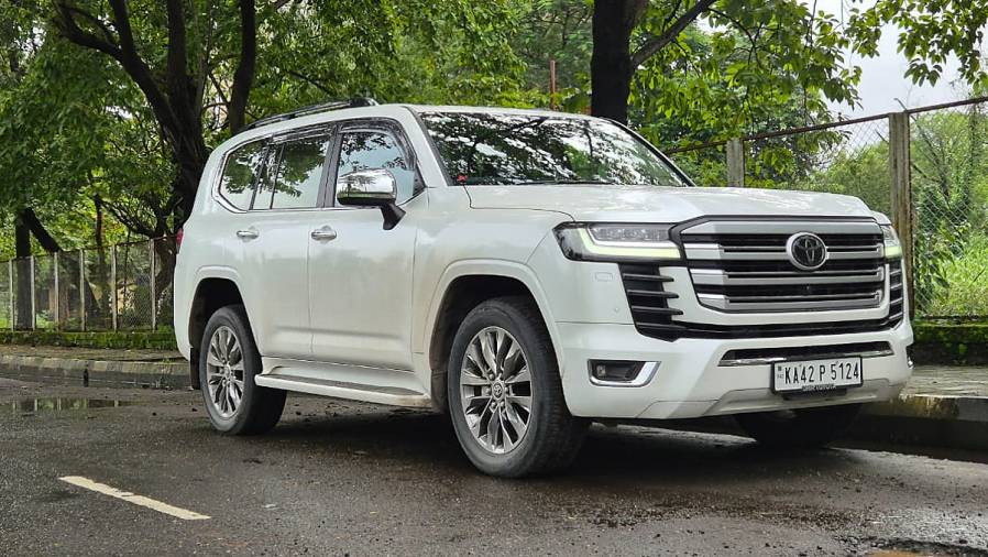 Straight-piped: The automotive crocodiles