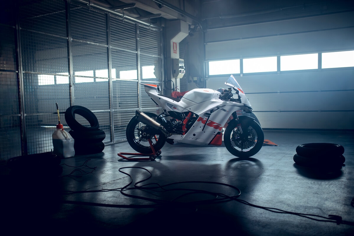 KTM 990 RC R Track breaks cover