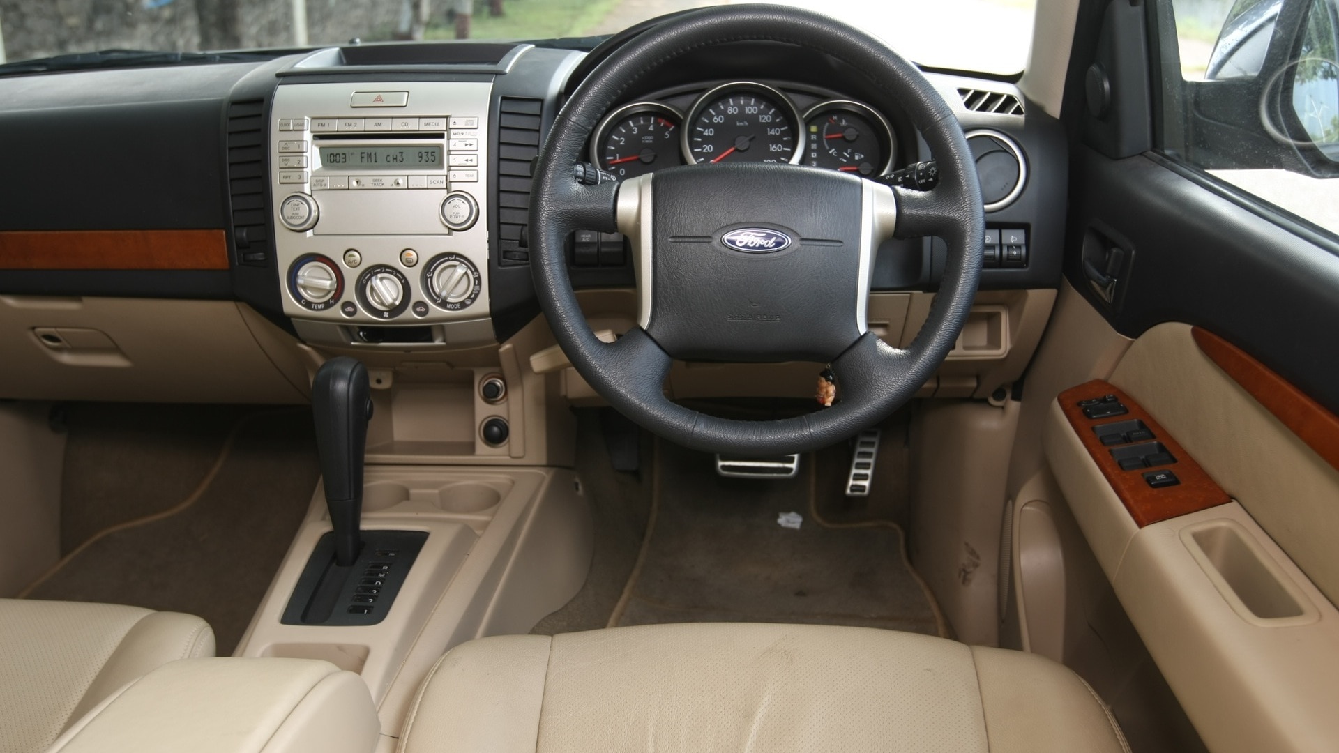 Ford-Endeavour-2012-TDCi-4x2-2-5-XLT-Interior