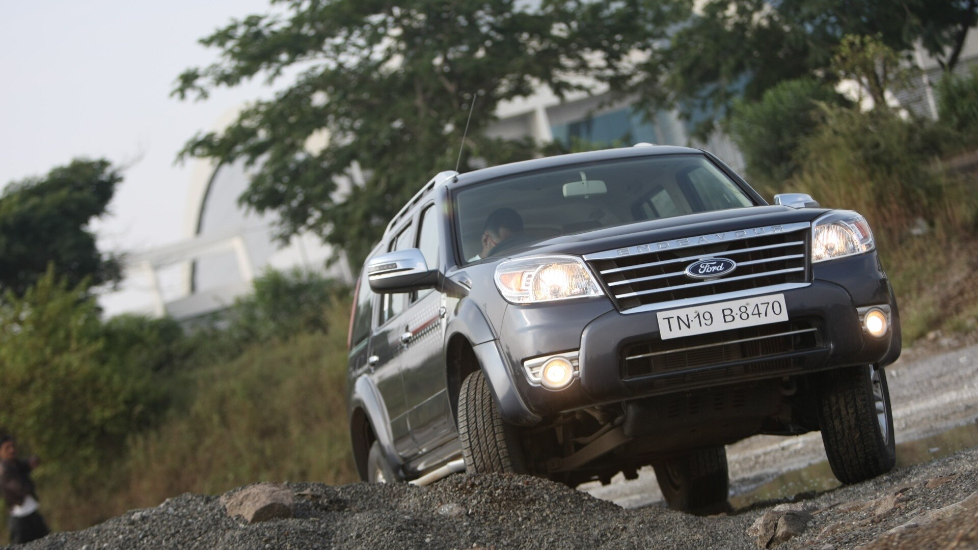 Ford-Endeavour-2012-TDCi-4x2-2-5-XLT-Exterior