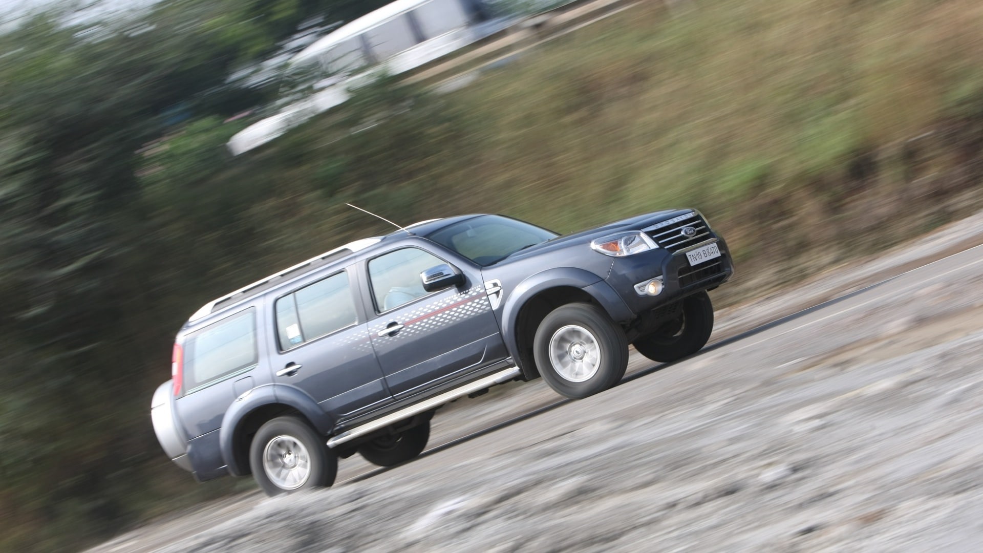 Ford-Endeavour-2012-TDCi-4x2-2-5-XLT-Exterior