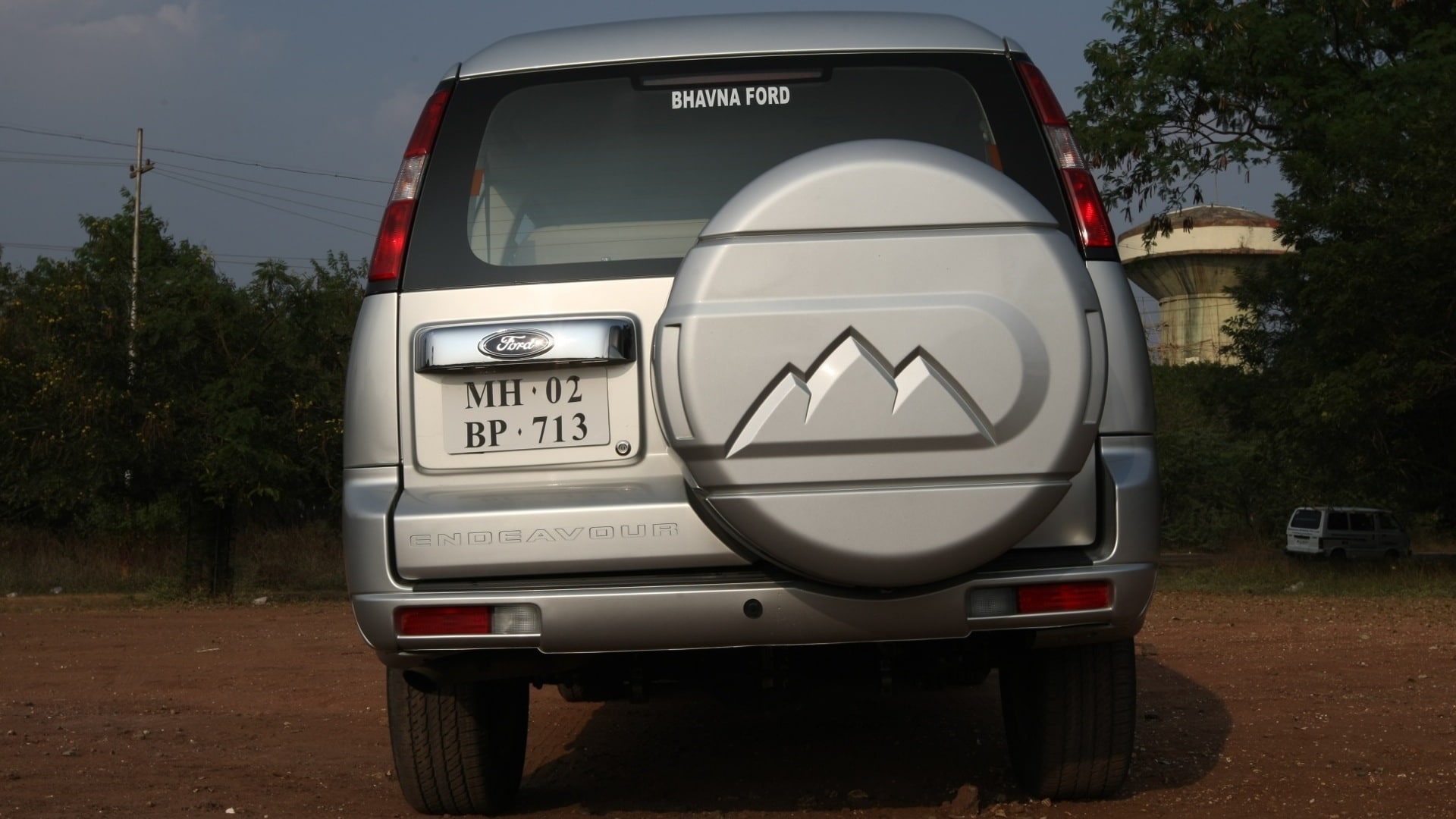 Ford-Endeavour-2012-TDCi-4x2-2-5-XLT-Exterior