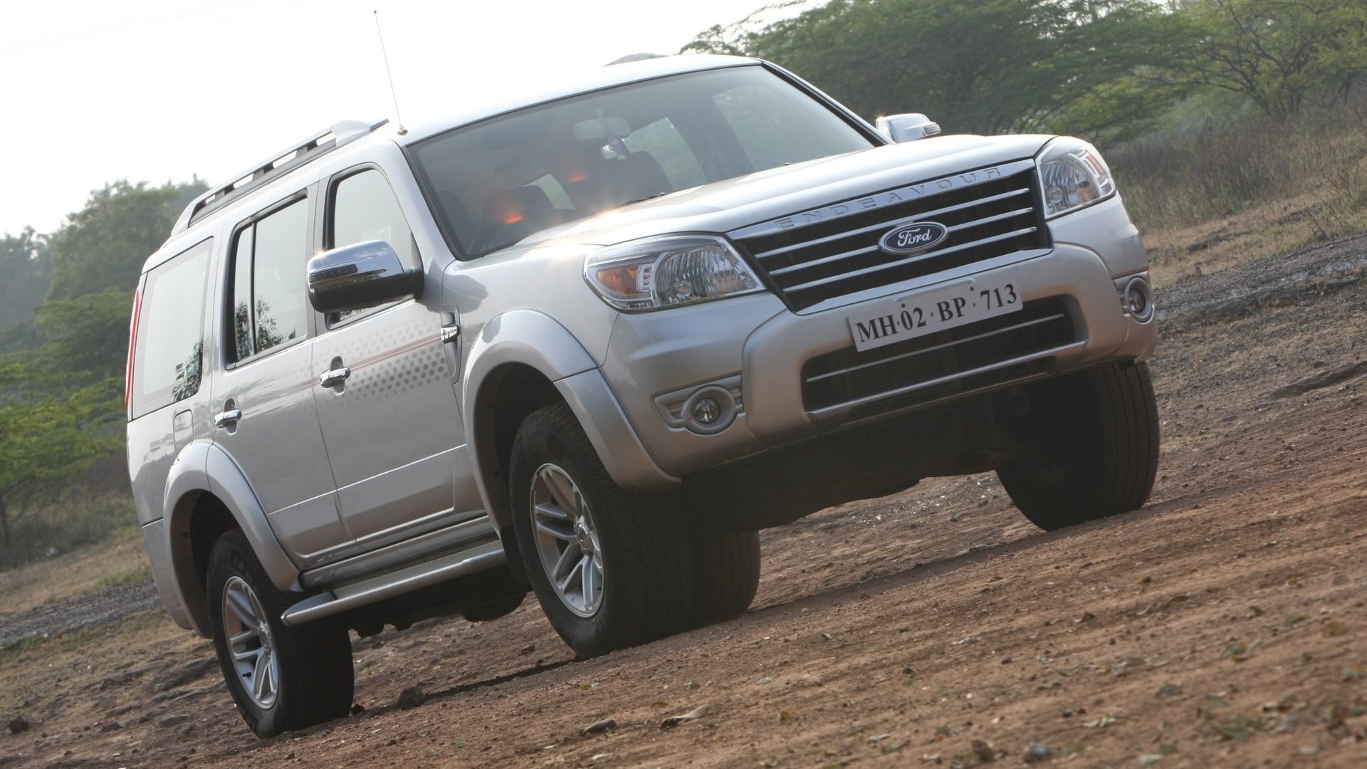 Ford-Endeavour-2012-TDCi-4x2-2-5-XLT-Exterior