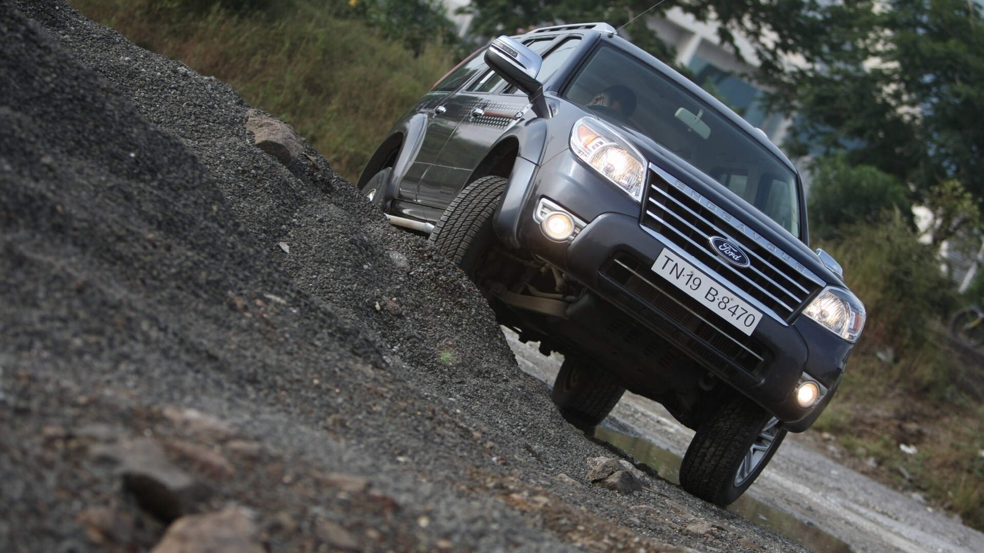 Ford-Endeavour-2012-TDCi-4x2-2-5-XLT-Exterior