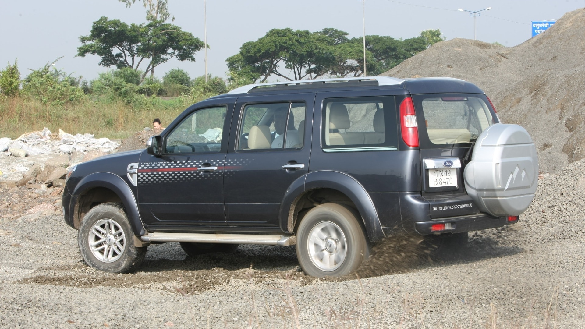 Ford-Endeavour-2012-TDCi-4x2-2-5-XLT-Exterior