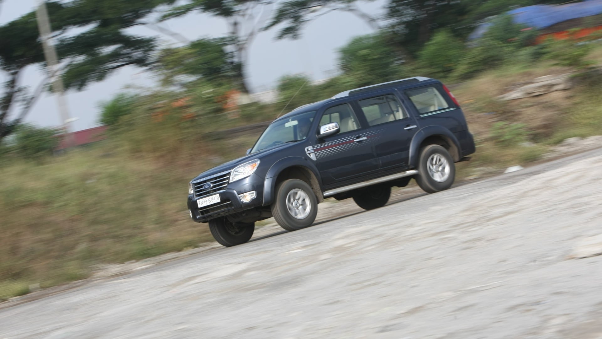 Ford-Endeavour-2012-TDCi-4x2-2-5-XLT-Exterior