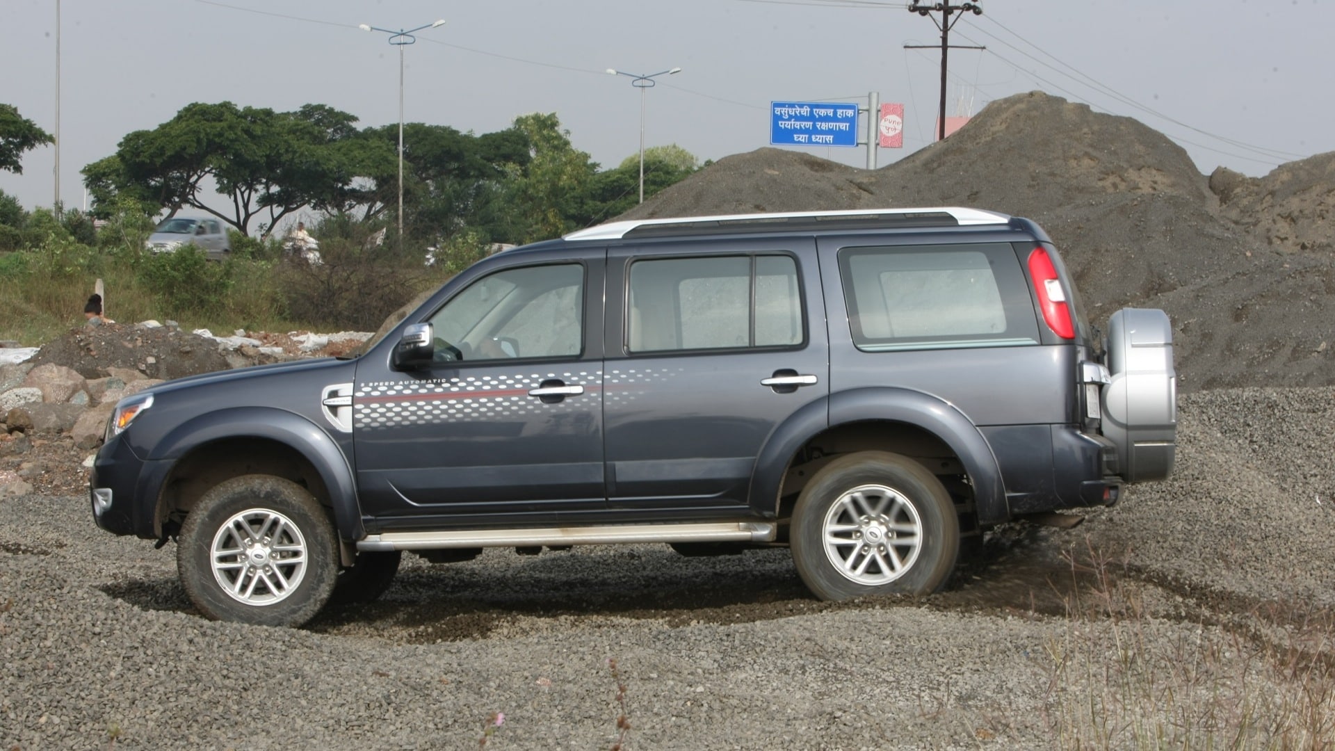 Ford-Endeavour-2012-TDCi-4x2-2-5-XLT-Exterior