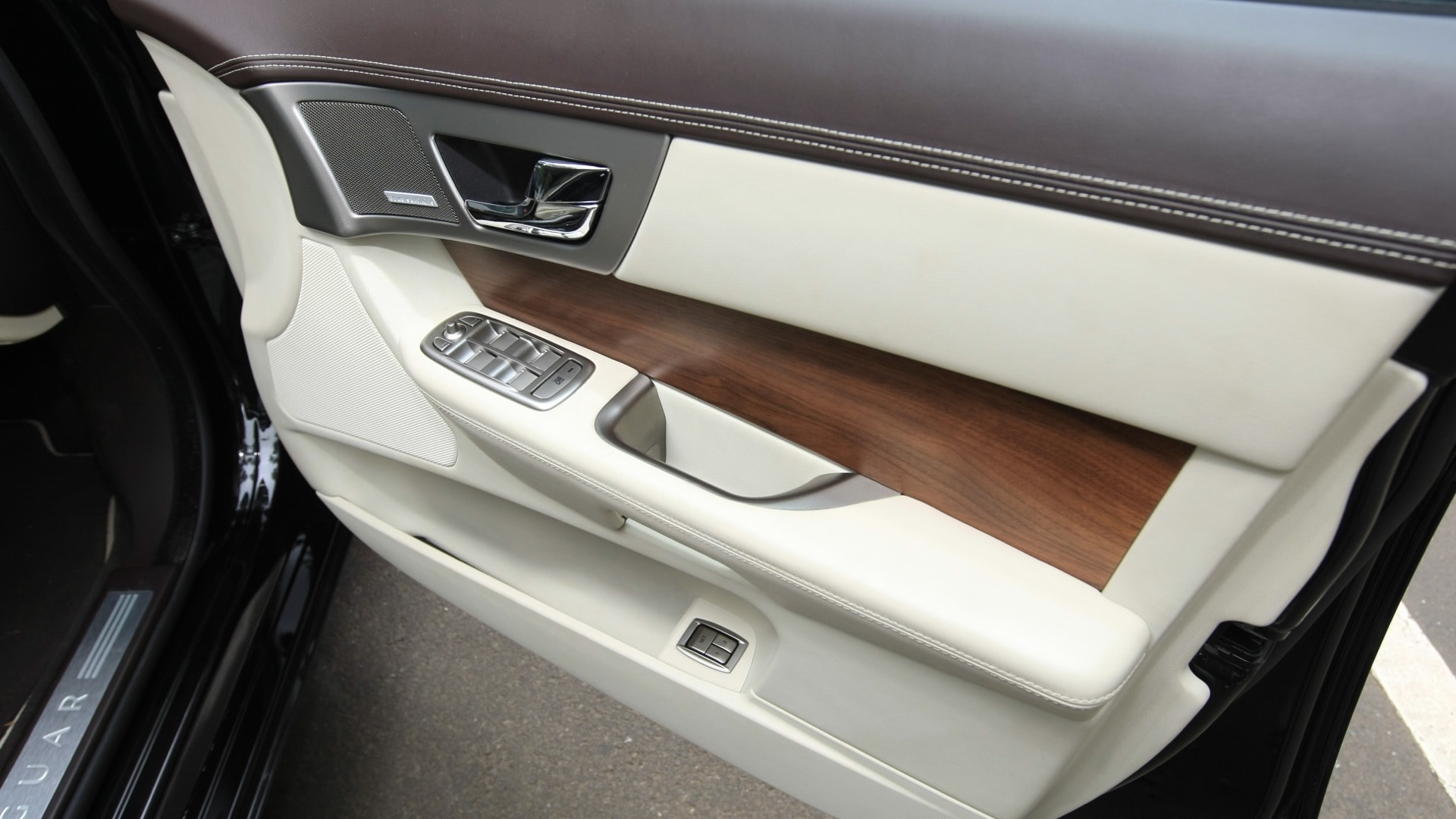 Jaguar-XF-2013-2-2-Diesel-Interior