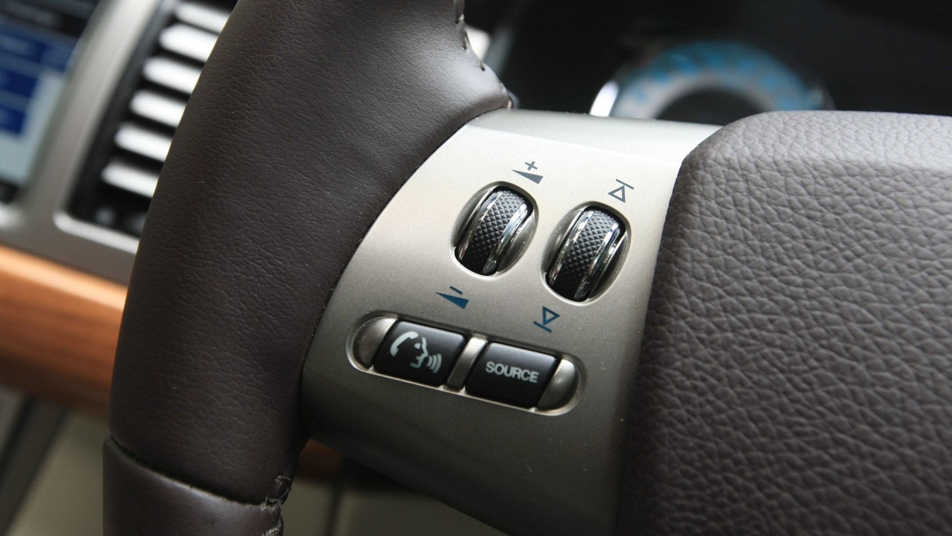 Jaguar-XF-2013-2-2-Diesel-Interior