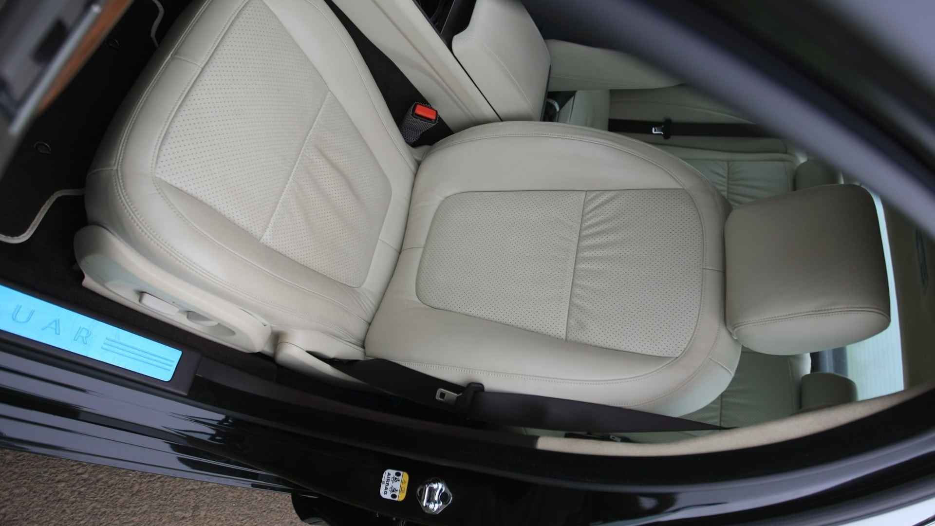 Jaguar-XF-2013-2-2-Diesel-Interior