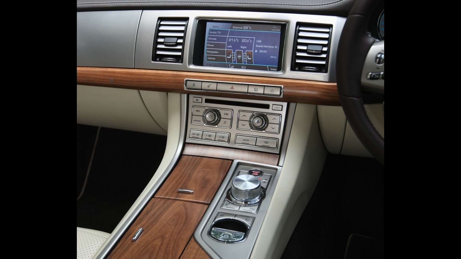Jaguar-XF-2013-2-2-Diesel-Interior