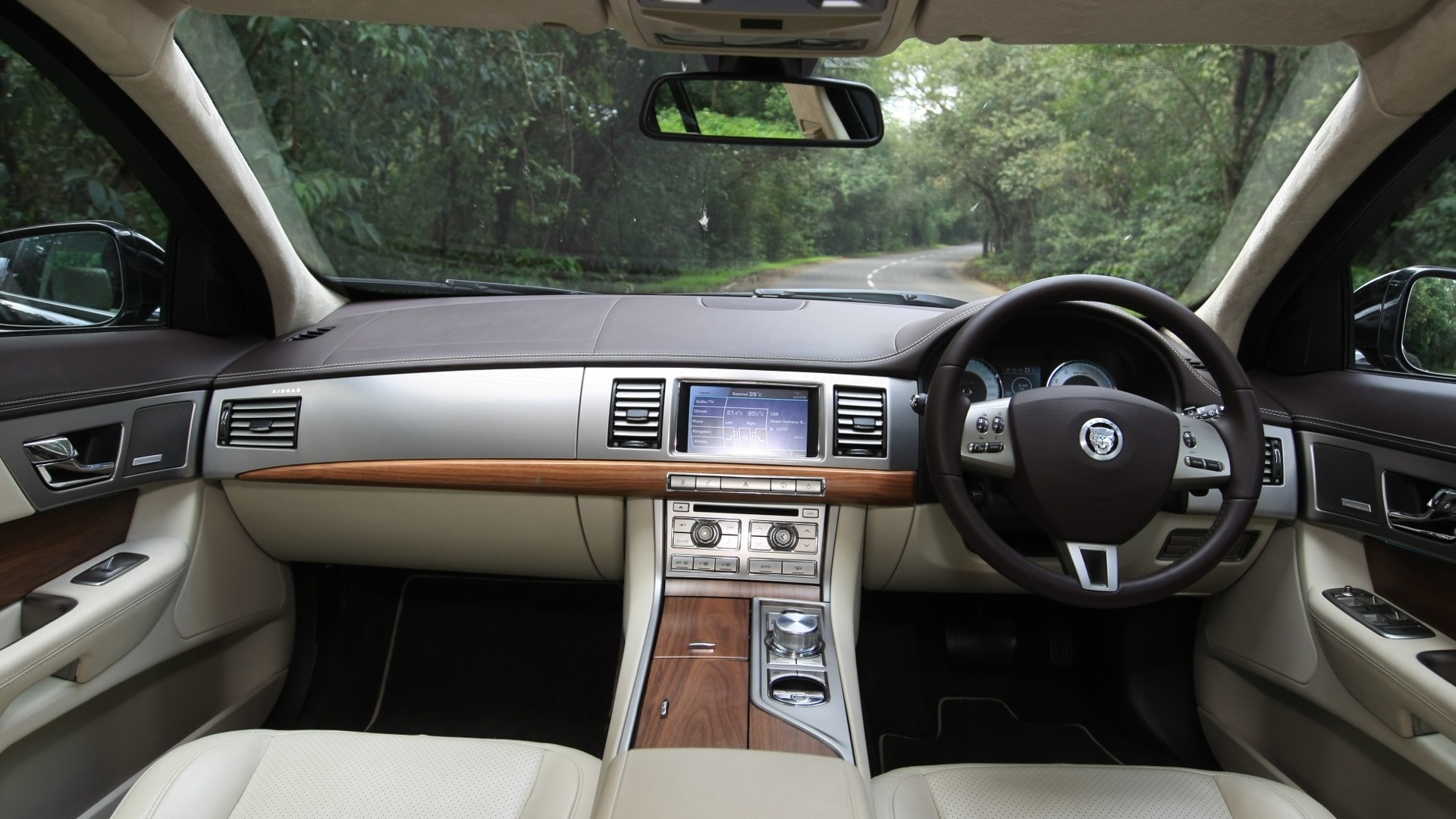 Jaguar-XF-2013-2-2-Diesel-Interior