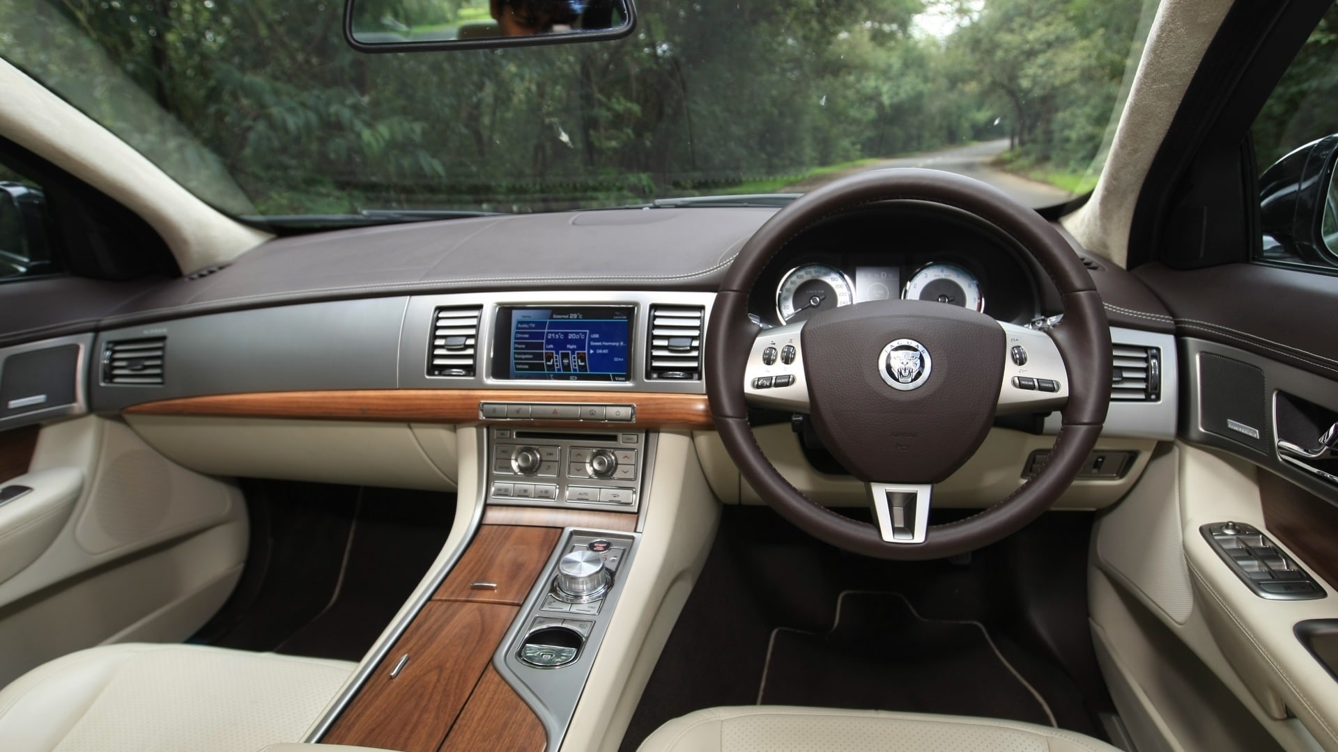 Jaguar-XF-2013-2-2-Diesel-Interior