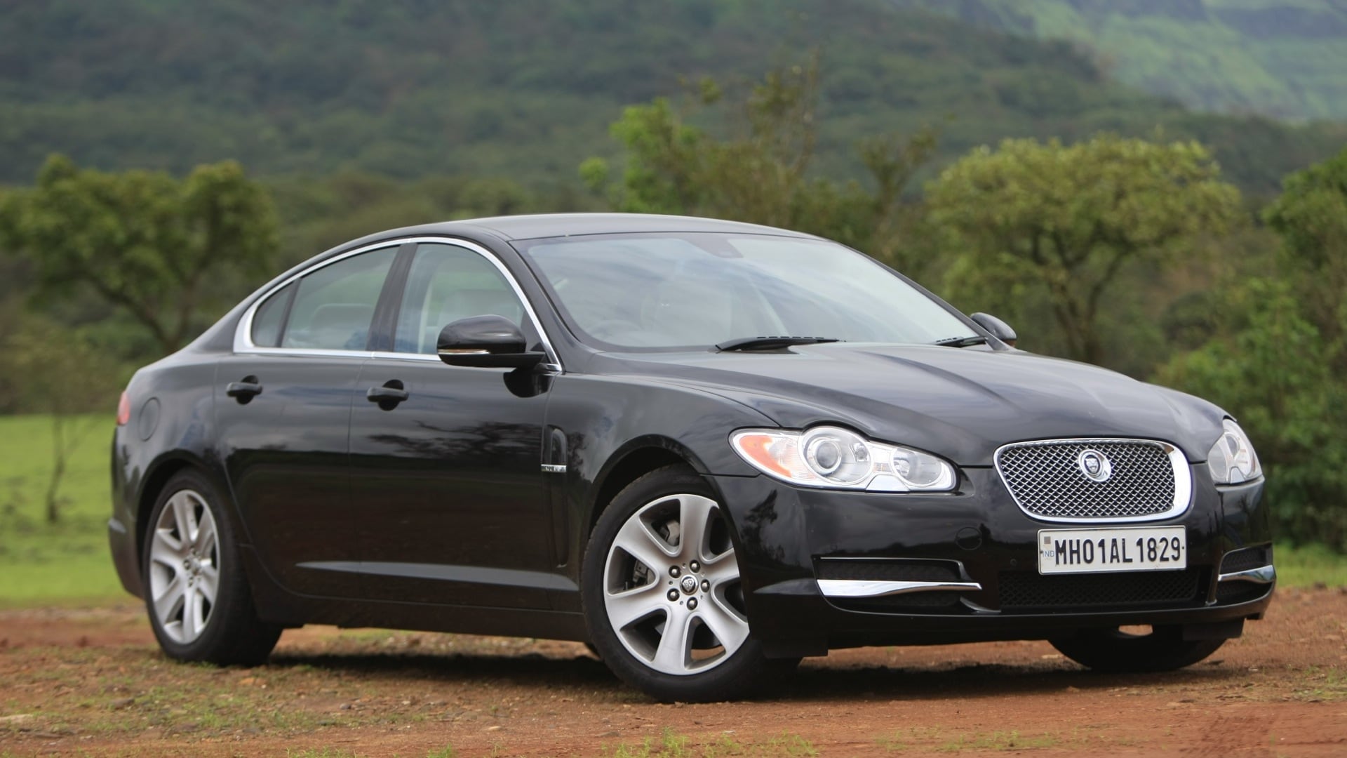 Jaguar-XF-2013-2-2-Diesel-Compare