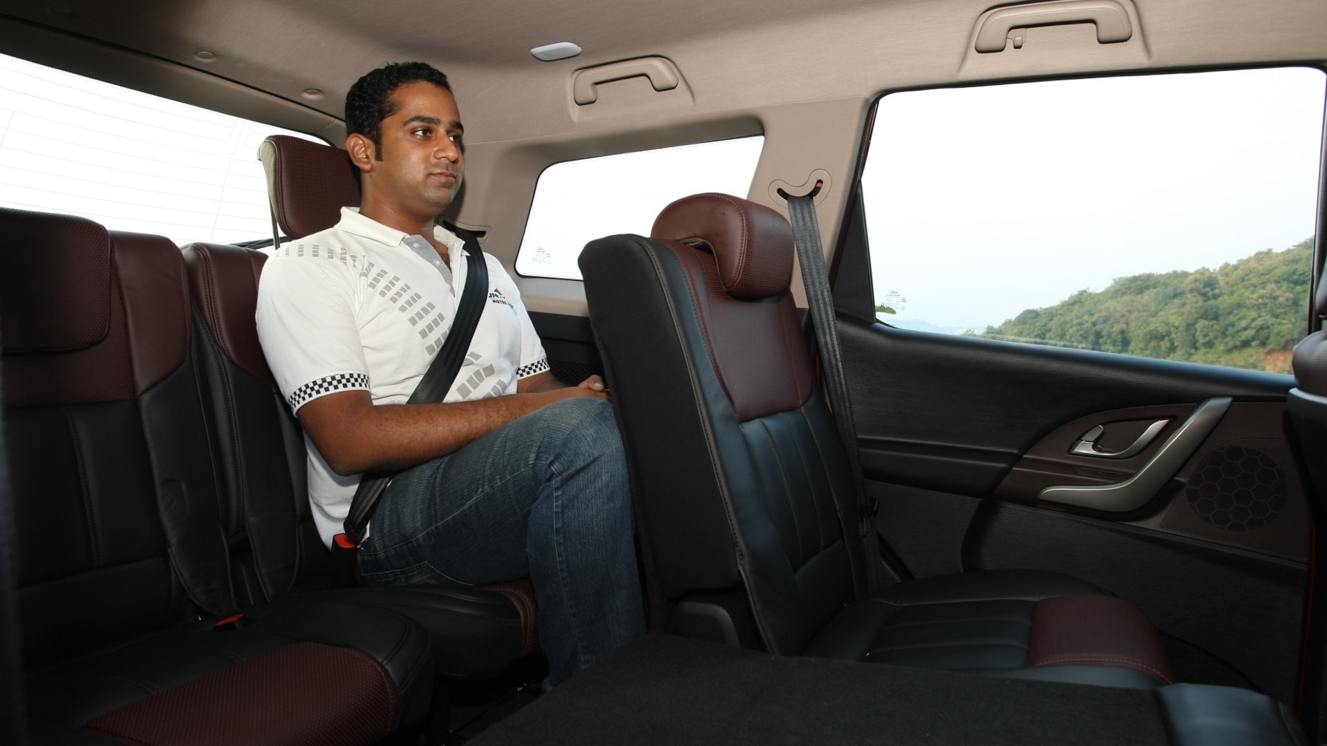 Mahindra-Xuv500-2013-W6-Interior
