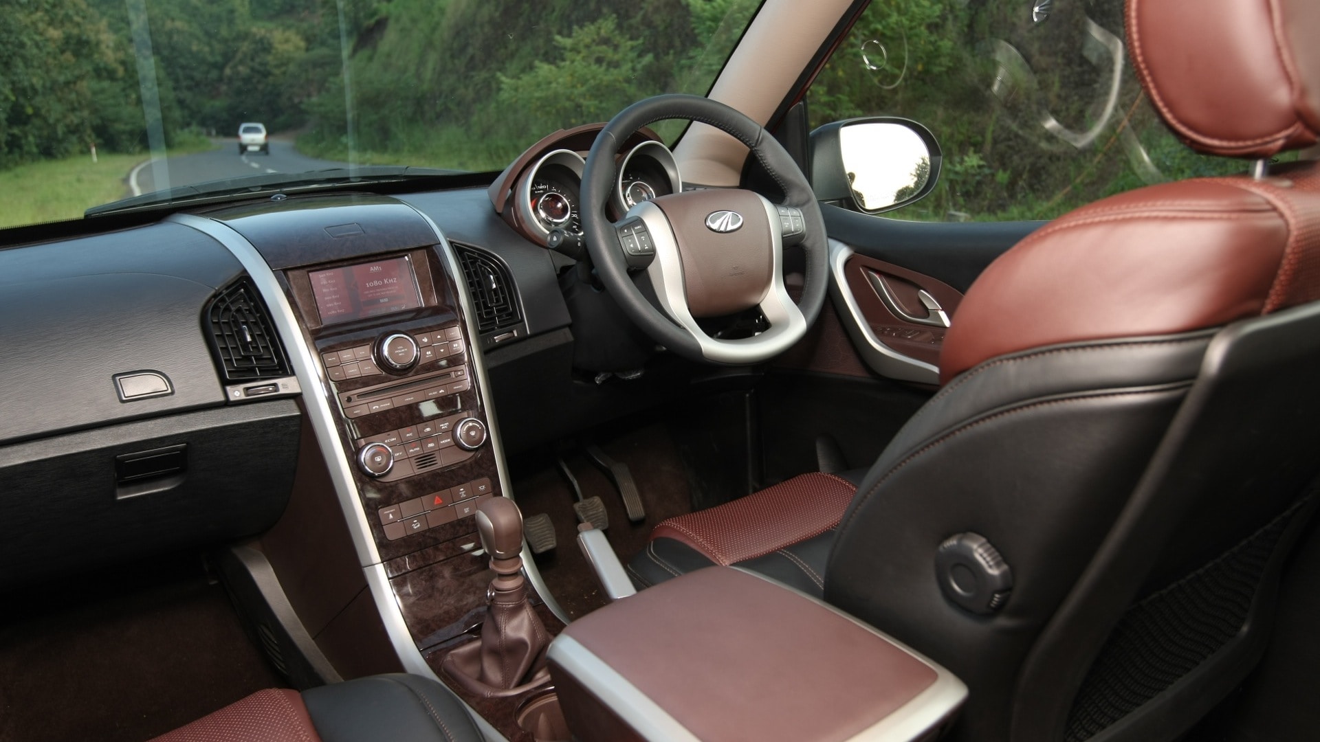 Mahindra-Xuv500-2013-W6-Interior