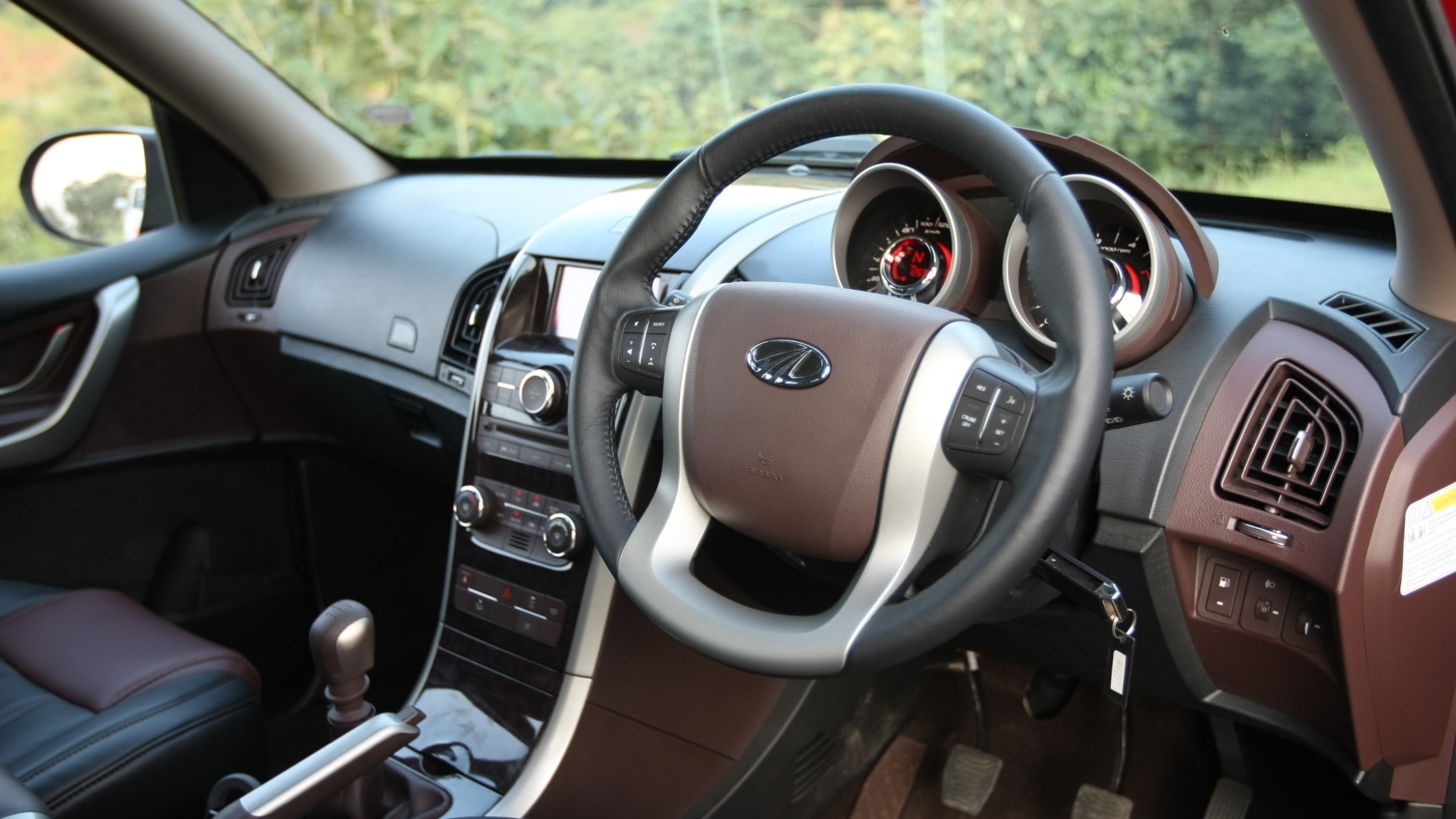 Mahindra-Xuv500-2013-W6-Interior