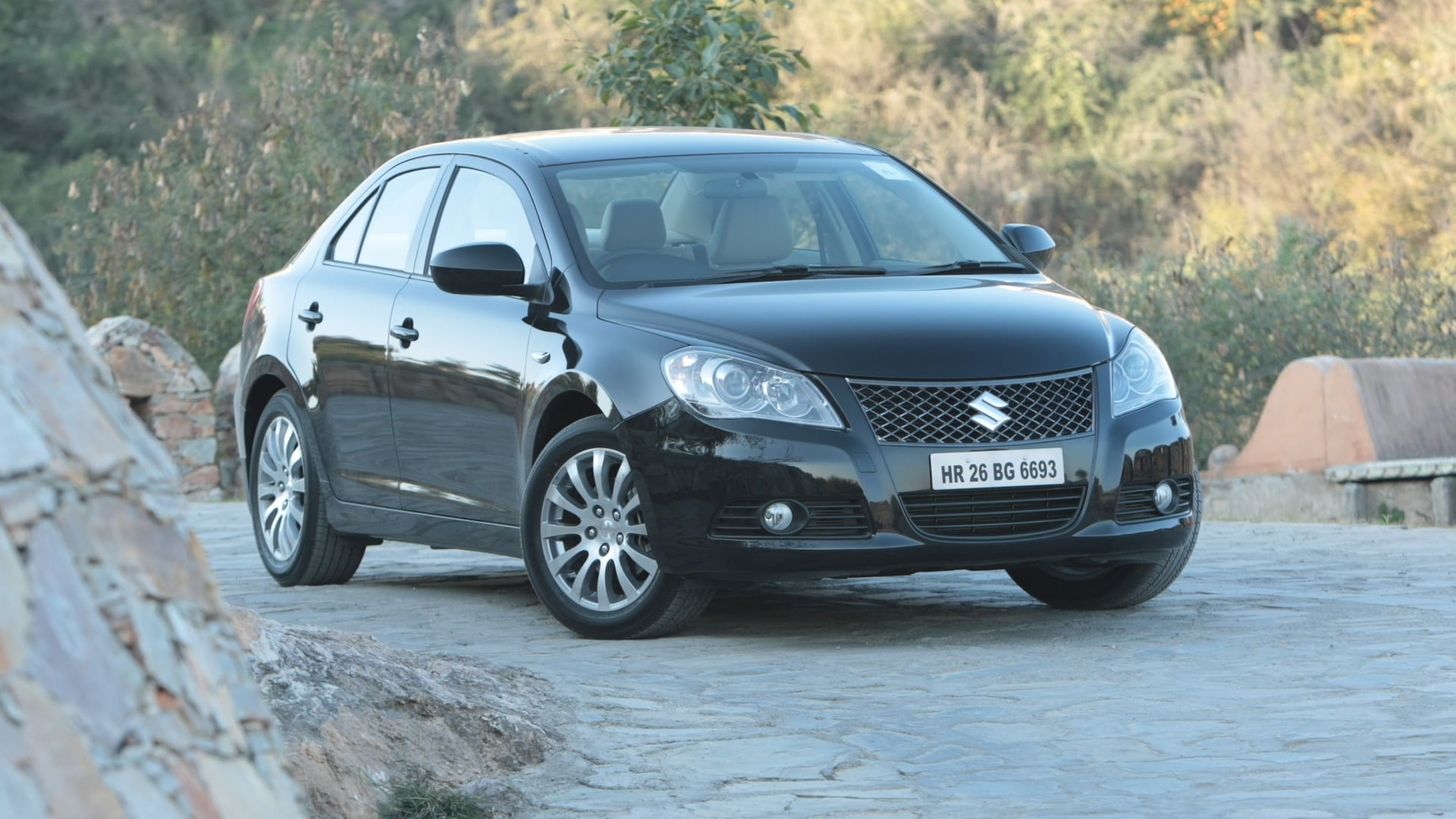 maruti-suzuki-kizashi-2013-MT-compare