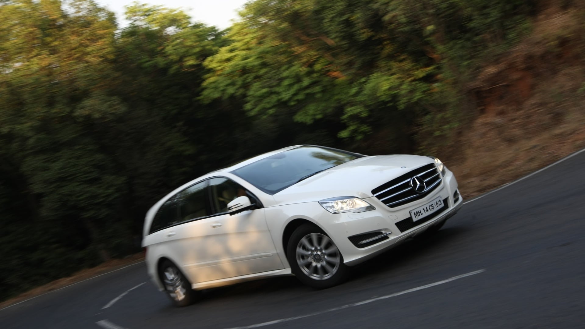 mercedesbenz-rclass-2013-R-350-4MATIC-long-exterior