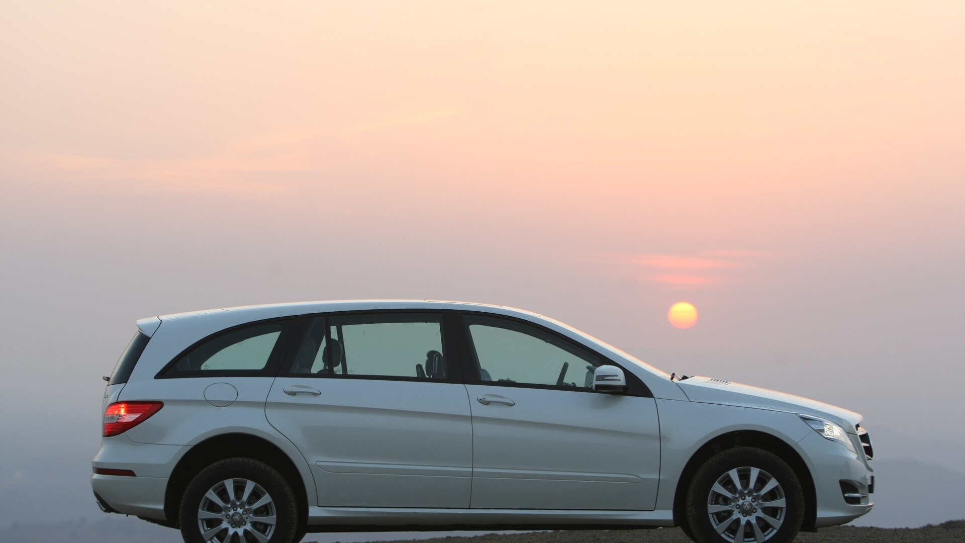 mercedesbenz-rclass-2013-R-350-4MATIC-long-exterior