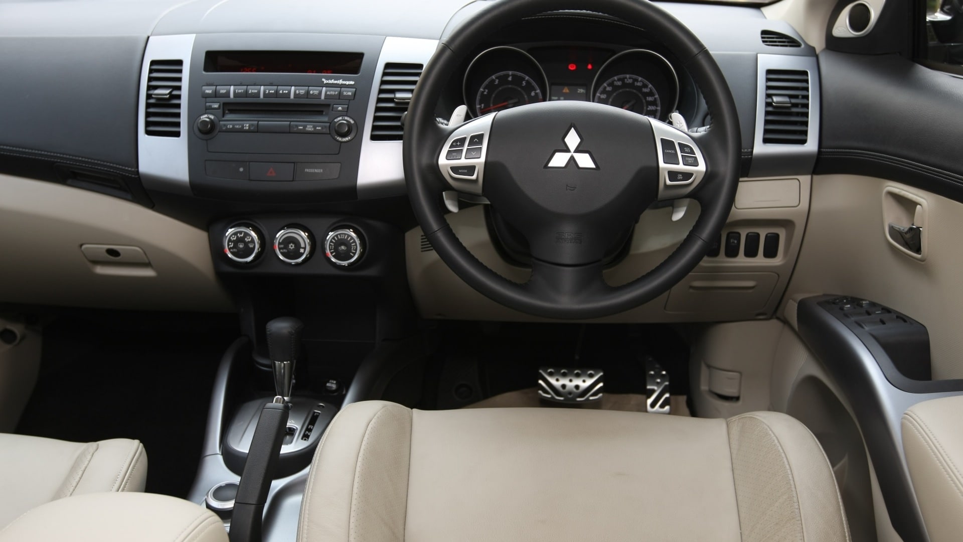 Mitsubishi-Outlander-2013-STD-Interior