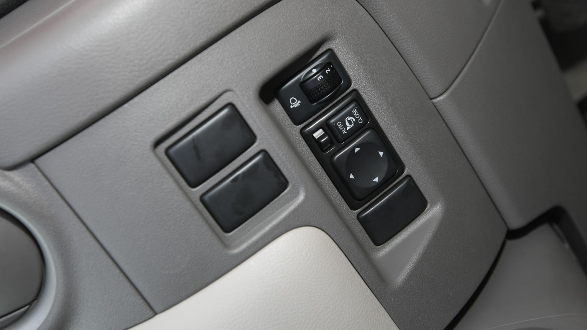 Nissan-Micra-2013-XE-Interior