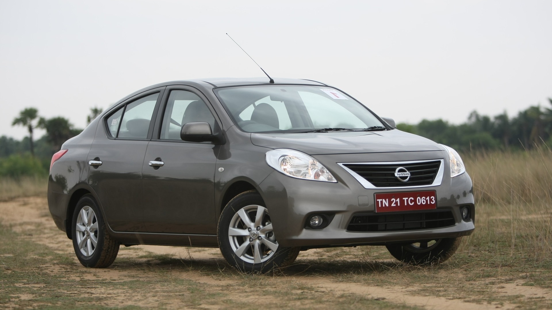 Nissan-Sunny-2013-XV-Compare