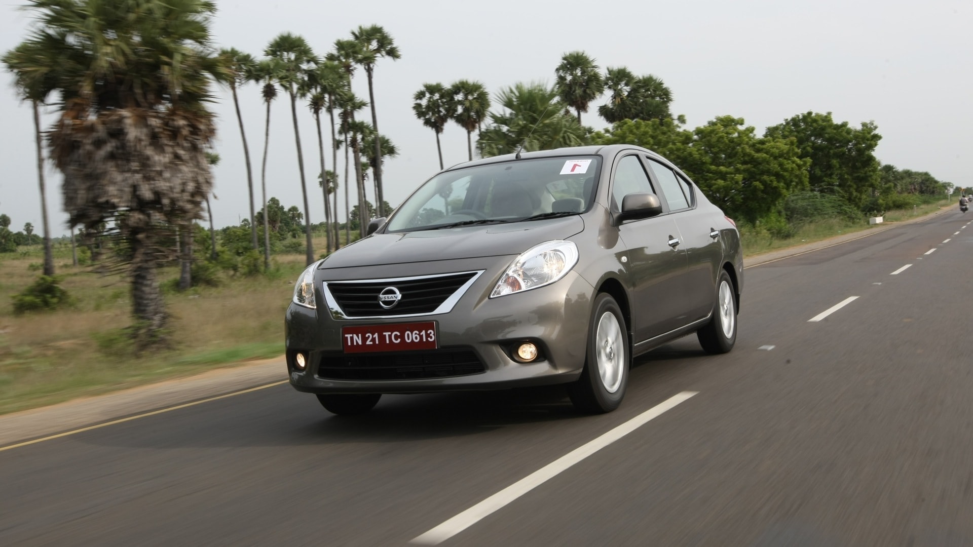 Nissan-Sunny-2013-XV-Exterior