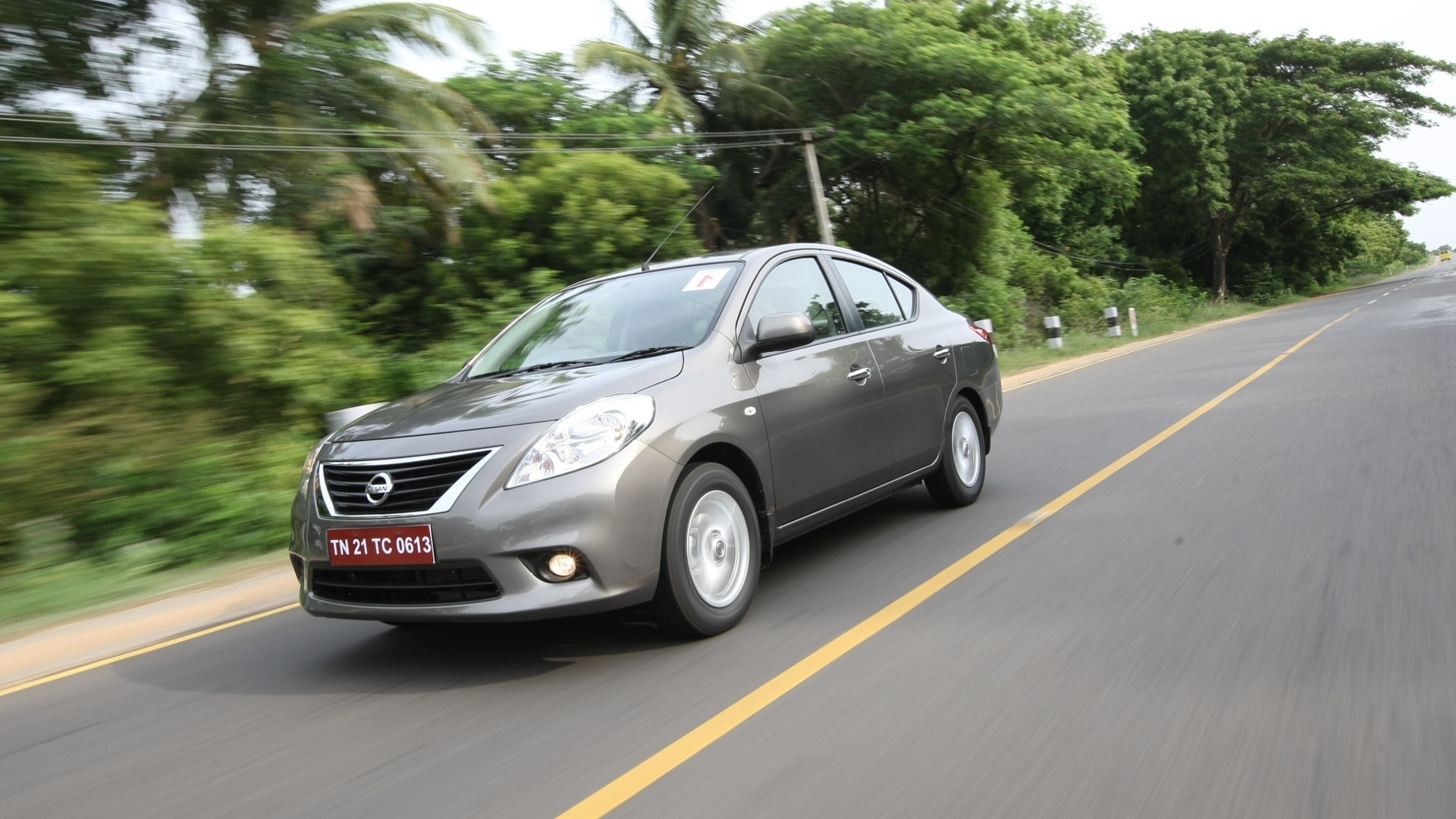 Nissan-Sunny-2013-XV-Exterior
