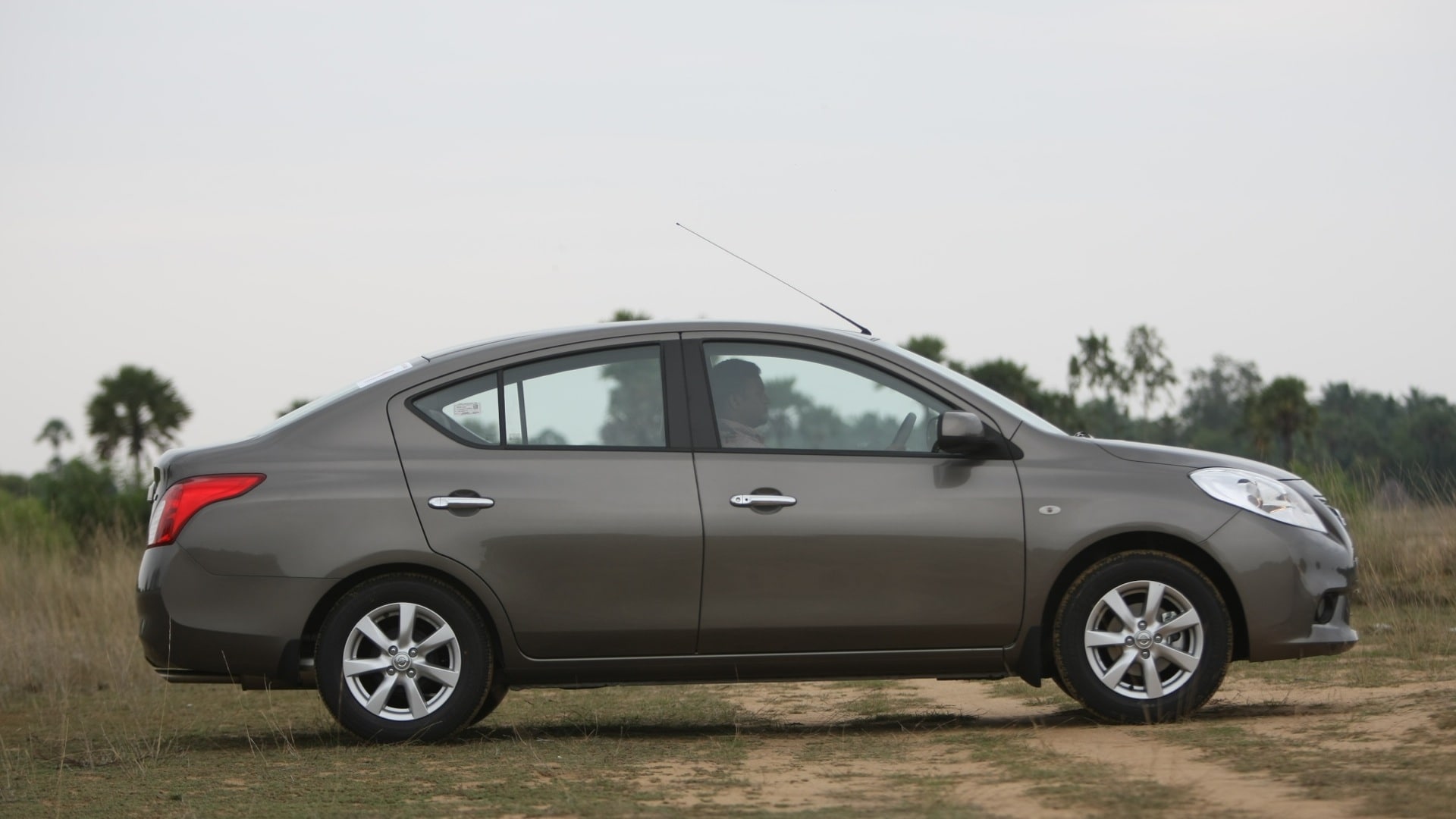Nissan-Sunny-2013-XV-Exterior