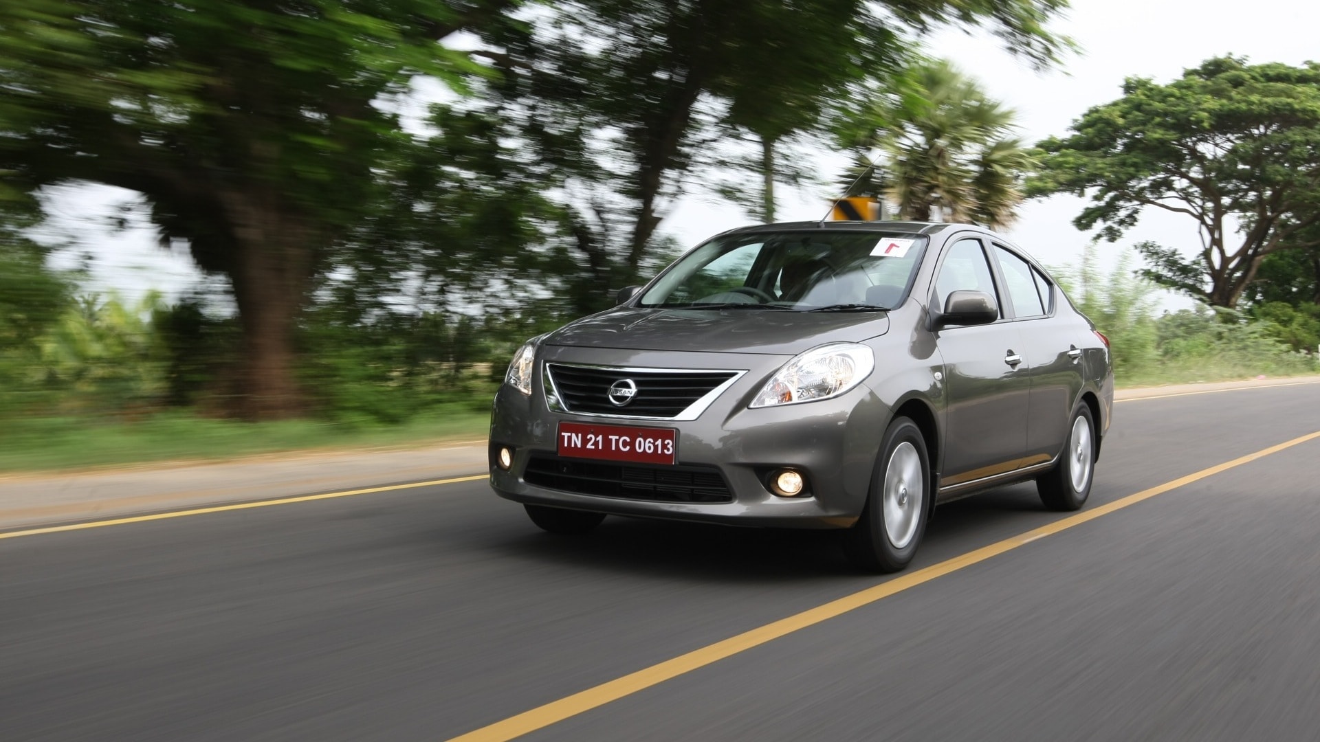 Nissan-Sunny-2013-XV-Exterior