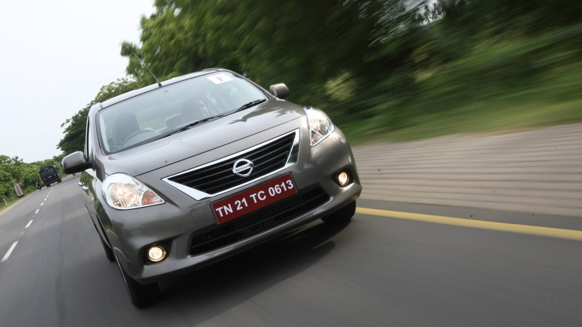 Nissan-Sunny-2013-XV-Exterior