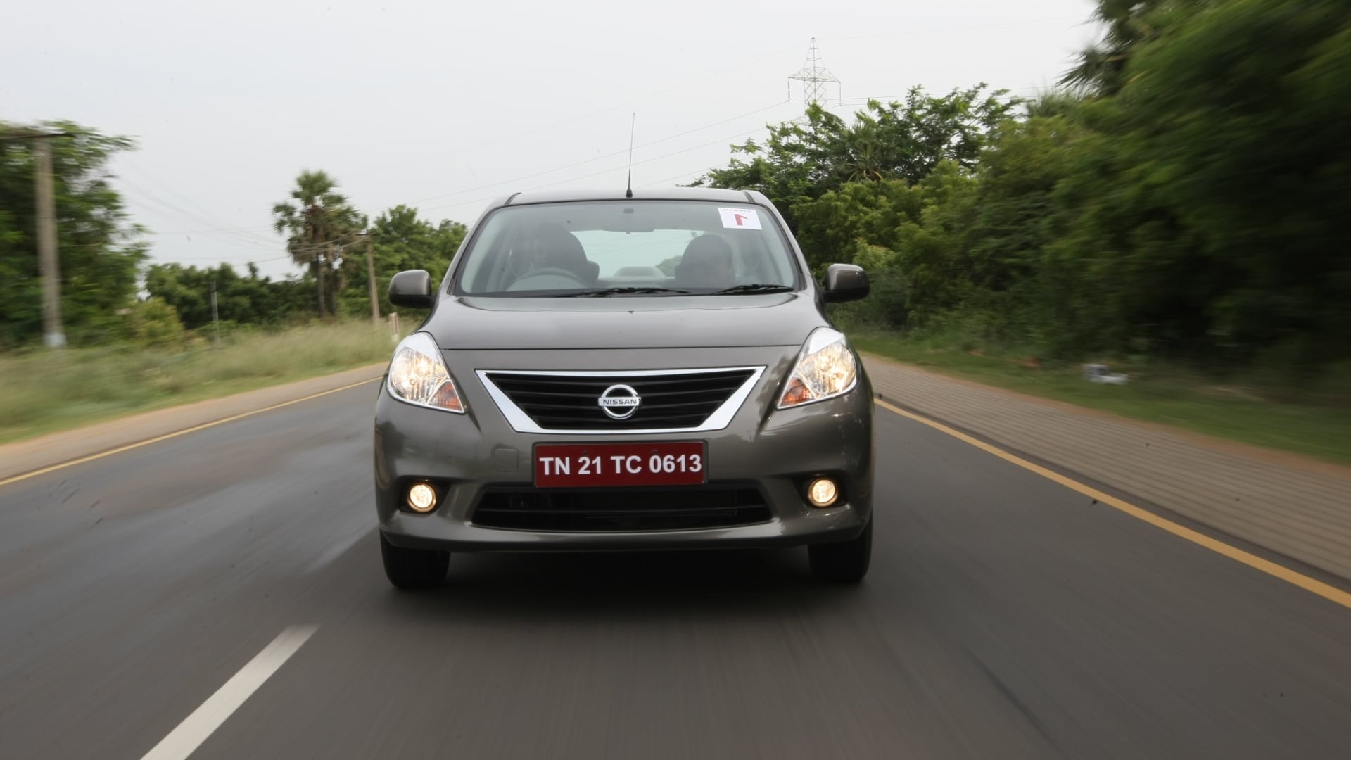Nissan-Sunny-2013-XV-Exterior