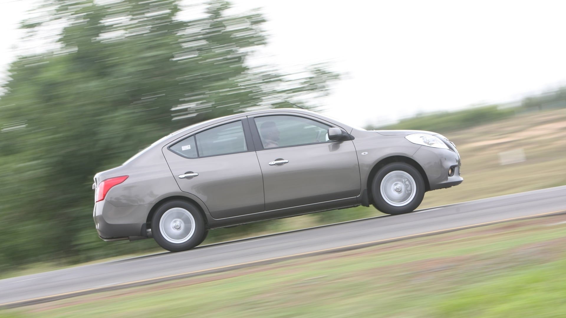 Nissan-Sunny-2013-XV-Exterior