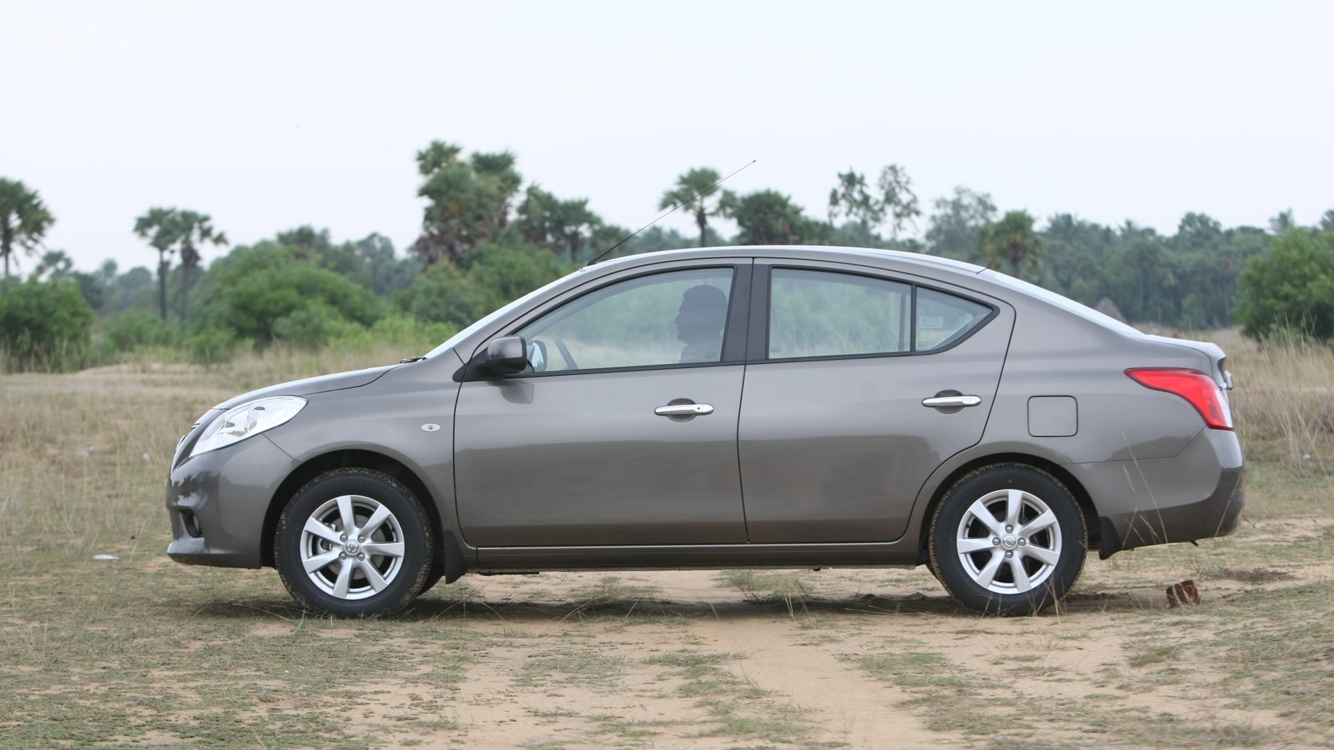 Nissan-Sunny-2013-XV-Exterior