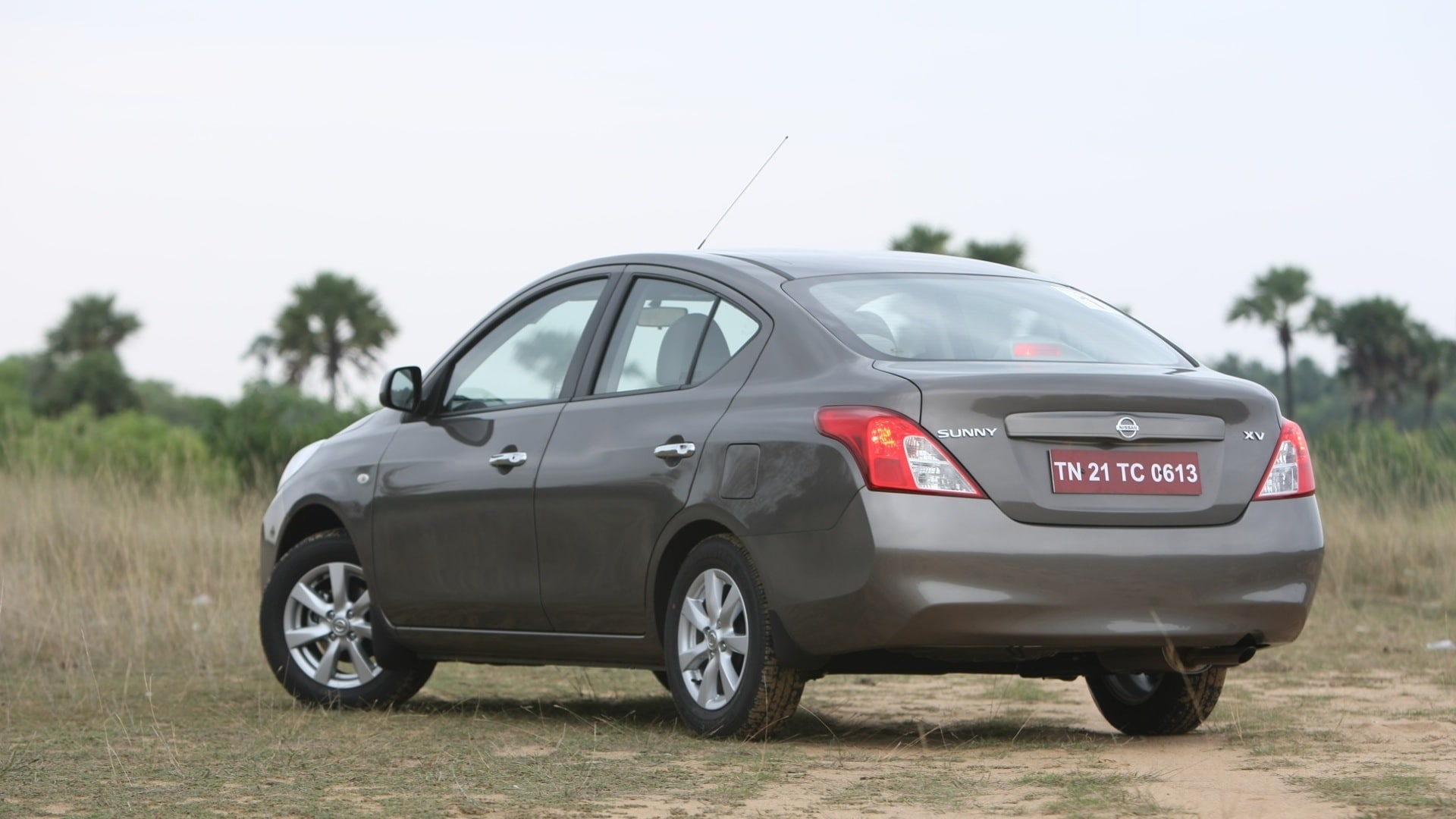 Nissan-Sunny-2013-XV-Exterior