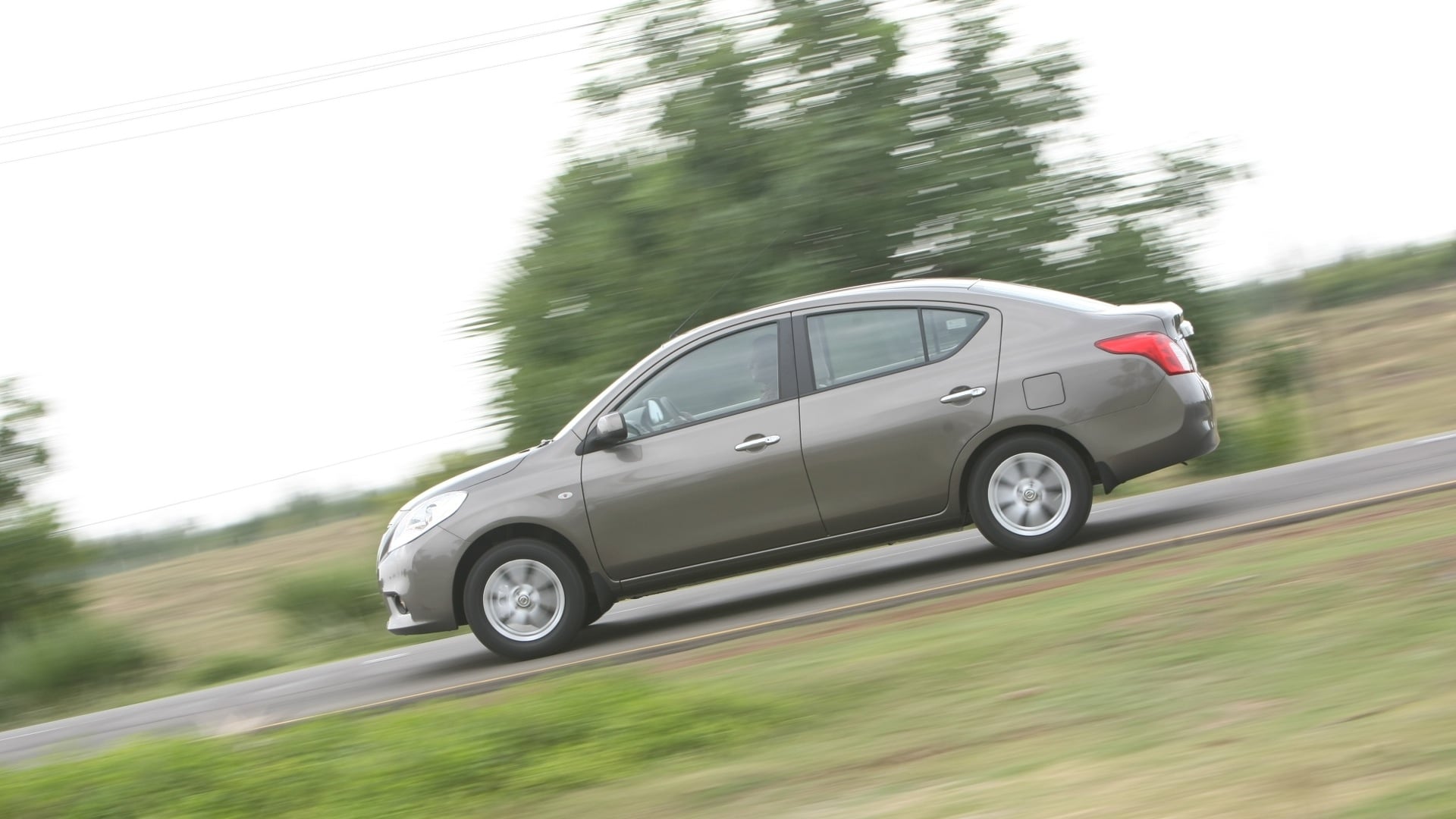 Nissan-Sunny-2013-XV-Exterior
