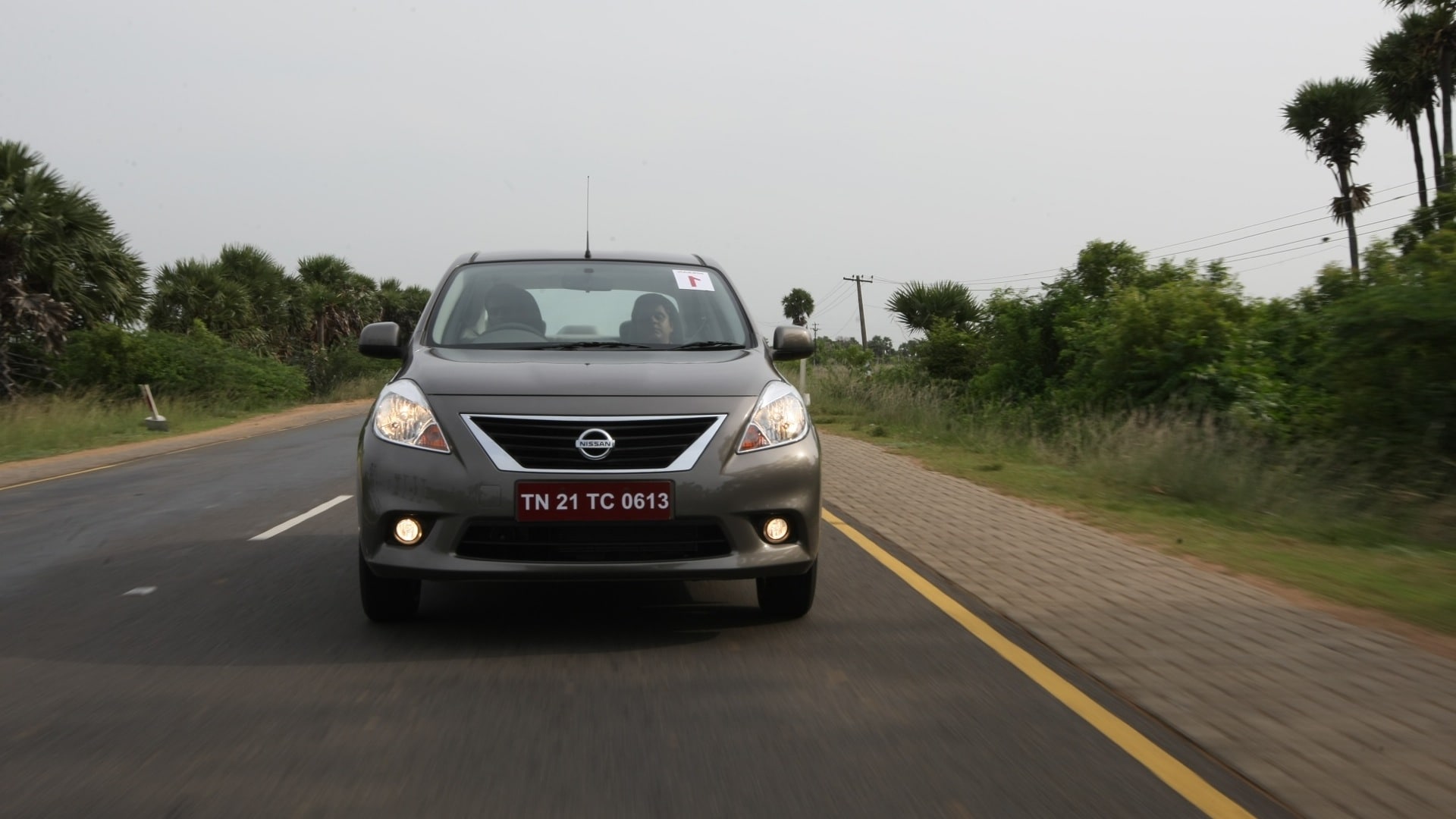 Nissan-Sunny-2013-XV-Exterior