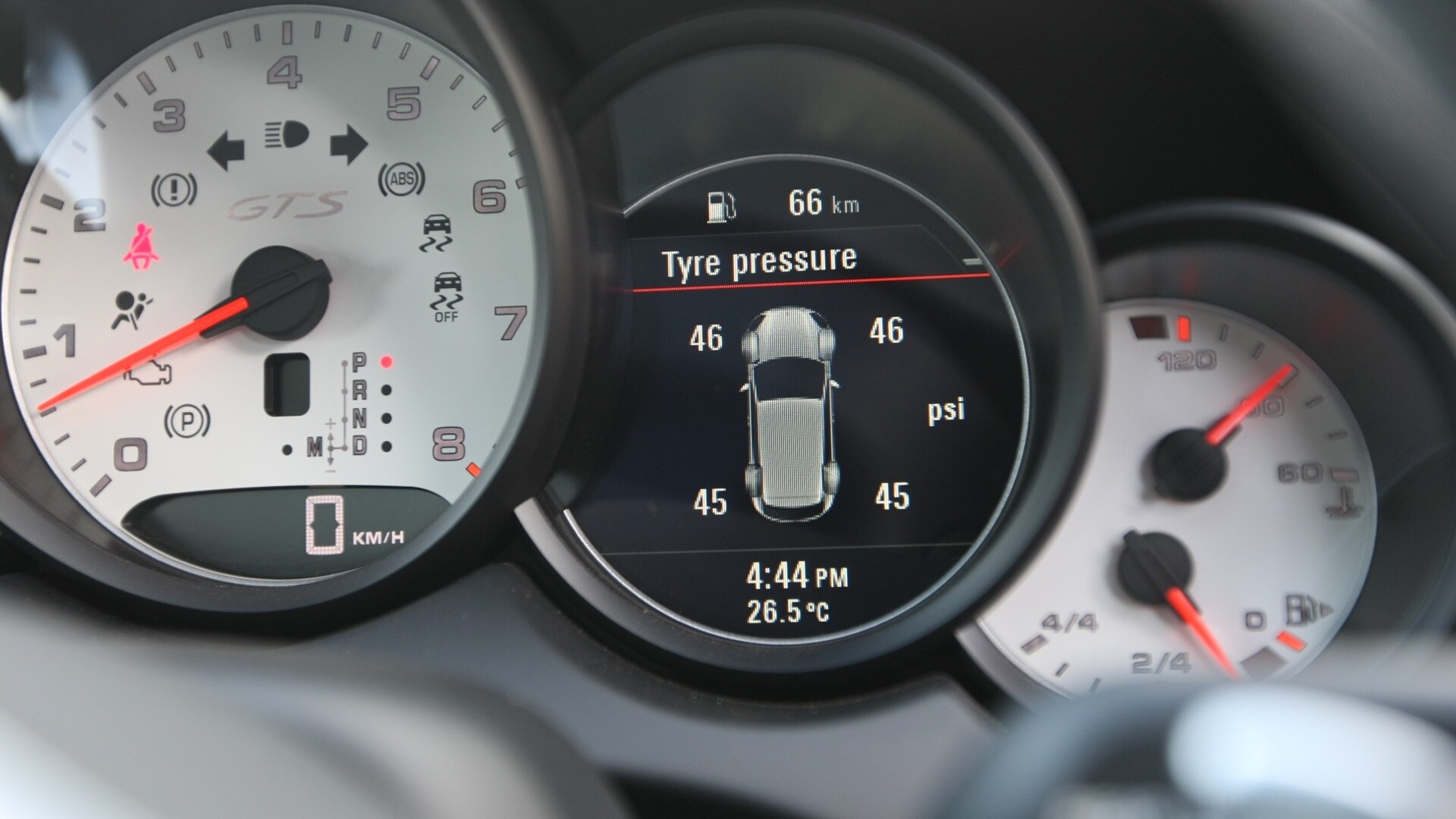 porsche-cayenne-2012-STD-interior