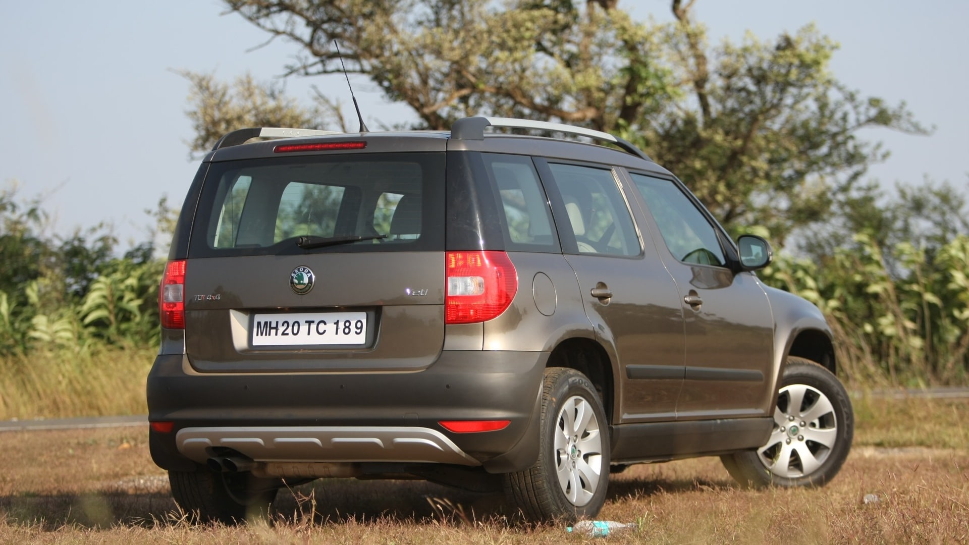 Skoda-Yeti-2013-Active-4x2-Compare