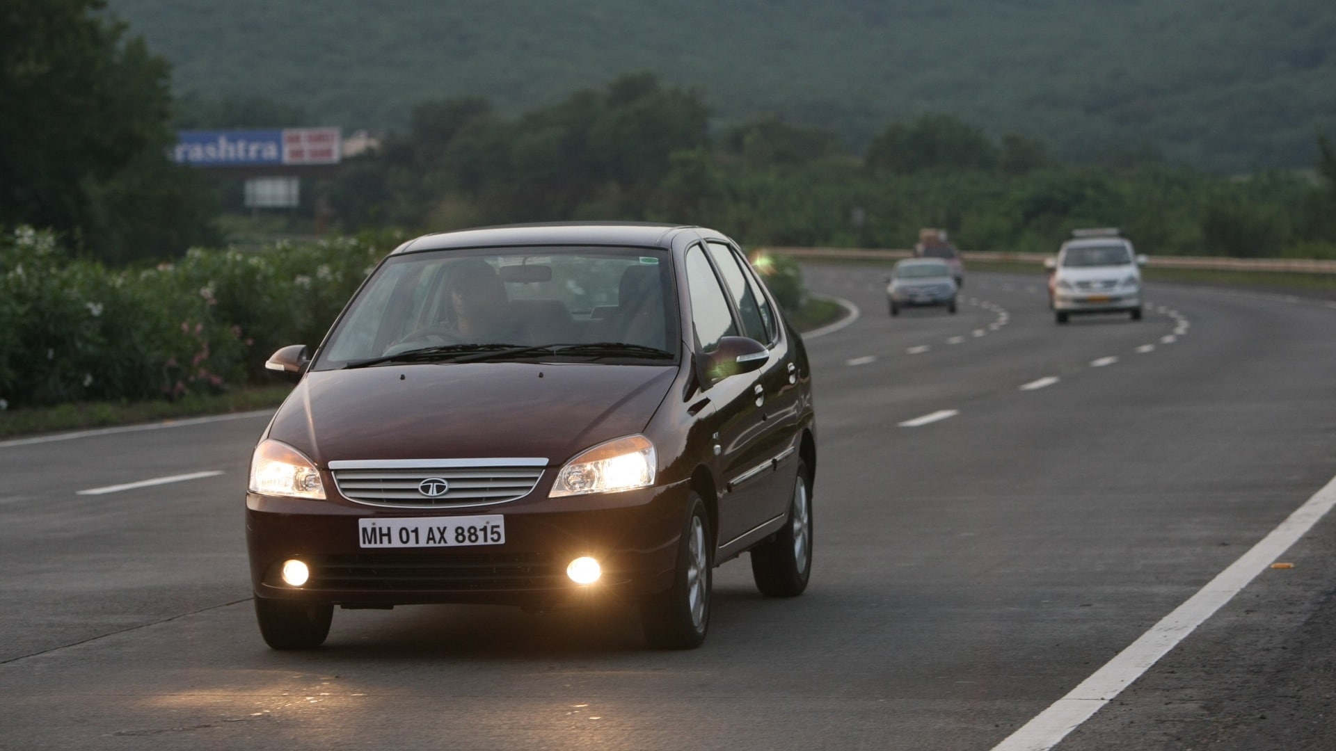 Tata-Indigo-cs-2013-eCS-LS-Dicor-Exterior