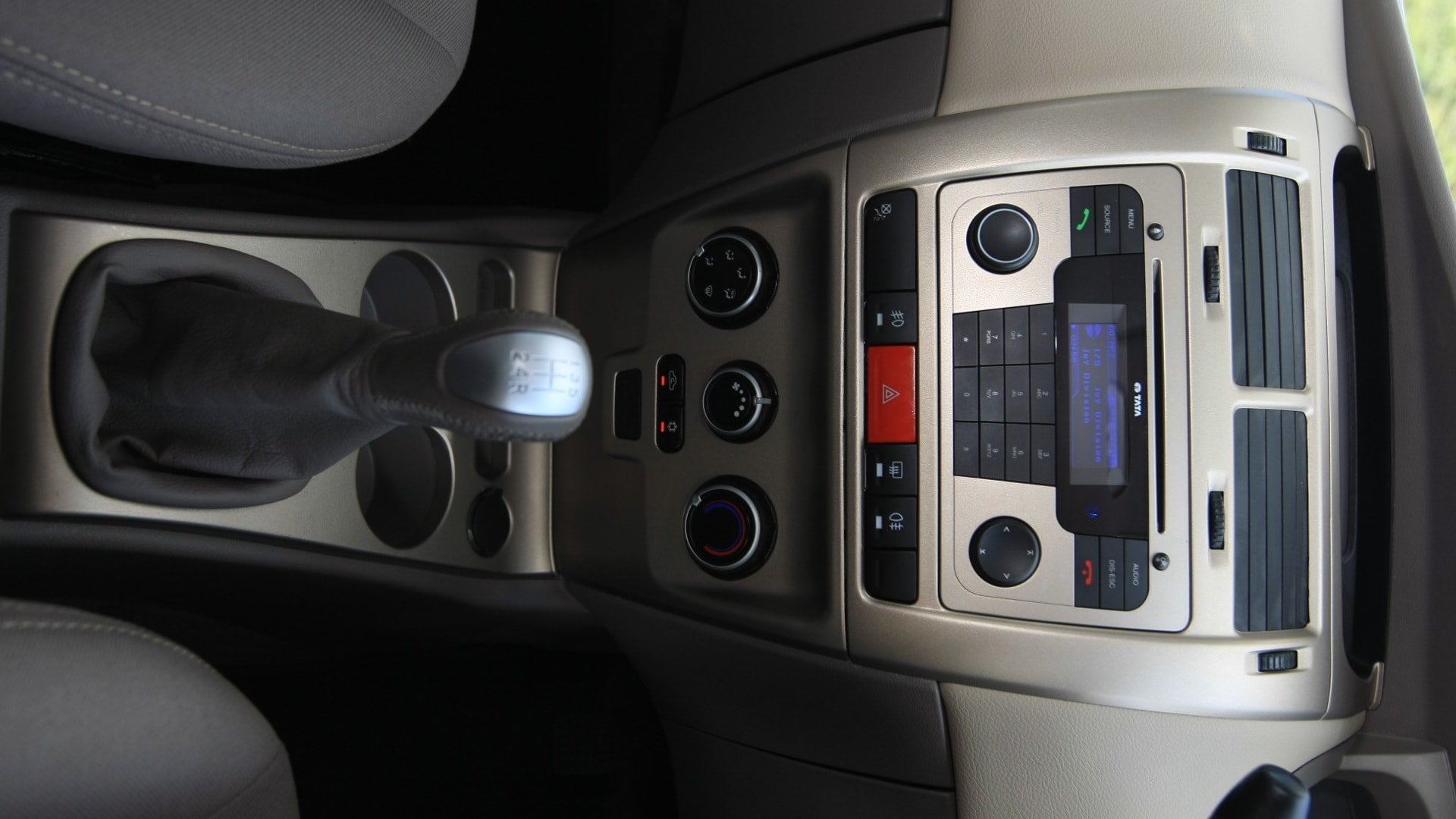 Tata-Manza-2013-Aqua-Quadrajet-Interior
