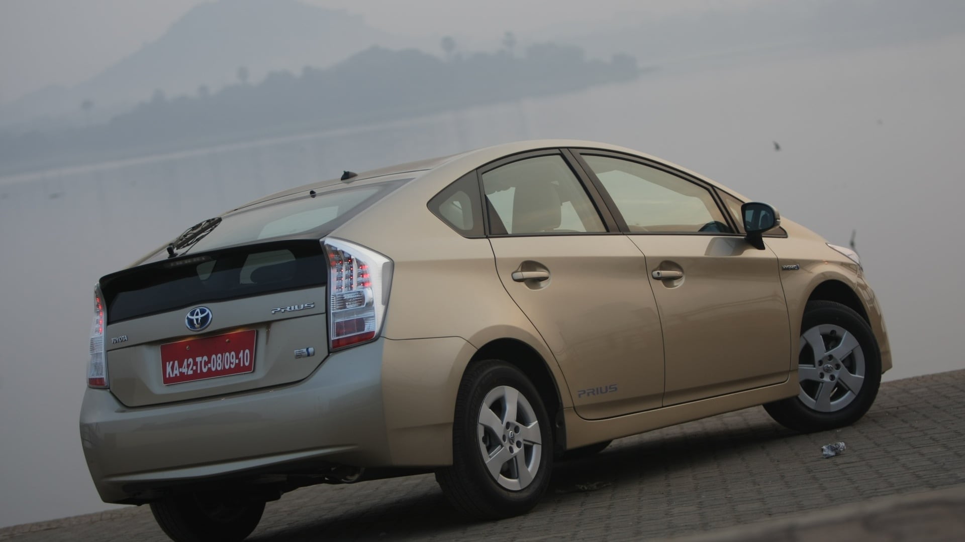 Toyota-Prius-2013-1-8-Z5-Exterior