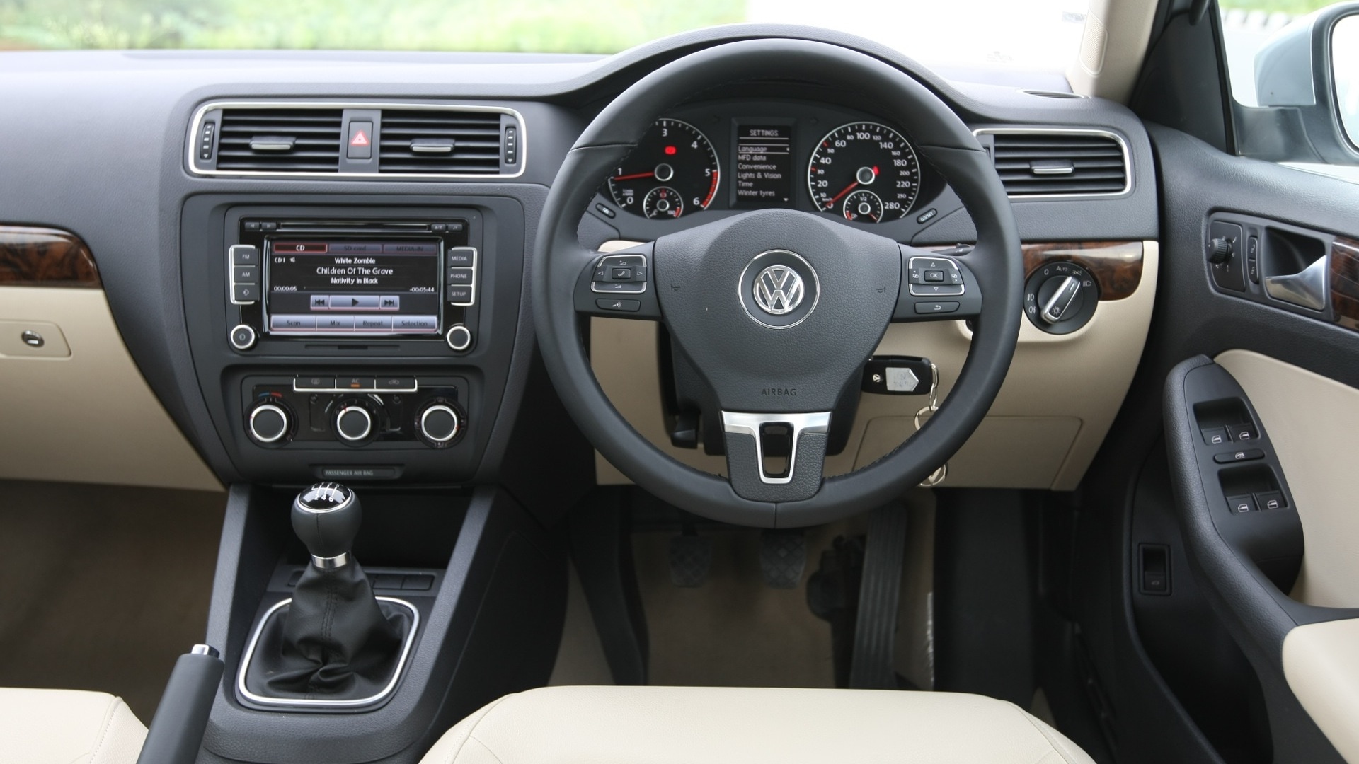Volkswagen-Jetta-2011-2-0-Trendline-M-Interior