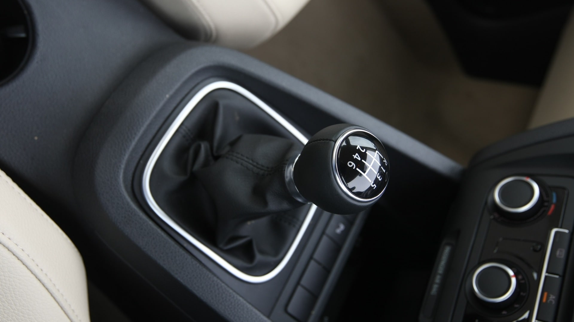 Volkswagen-Jetta-2011-2-0-Trendline-M-Interior