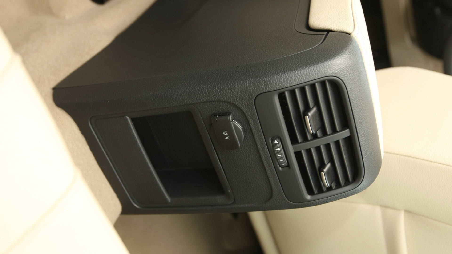 Volkswagen-Jetta-2011-2-0-Trendline-M-Interior